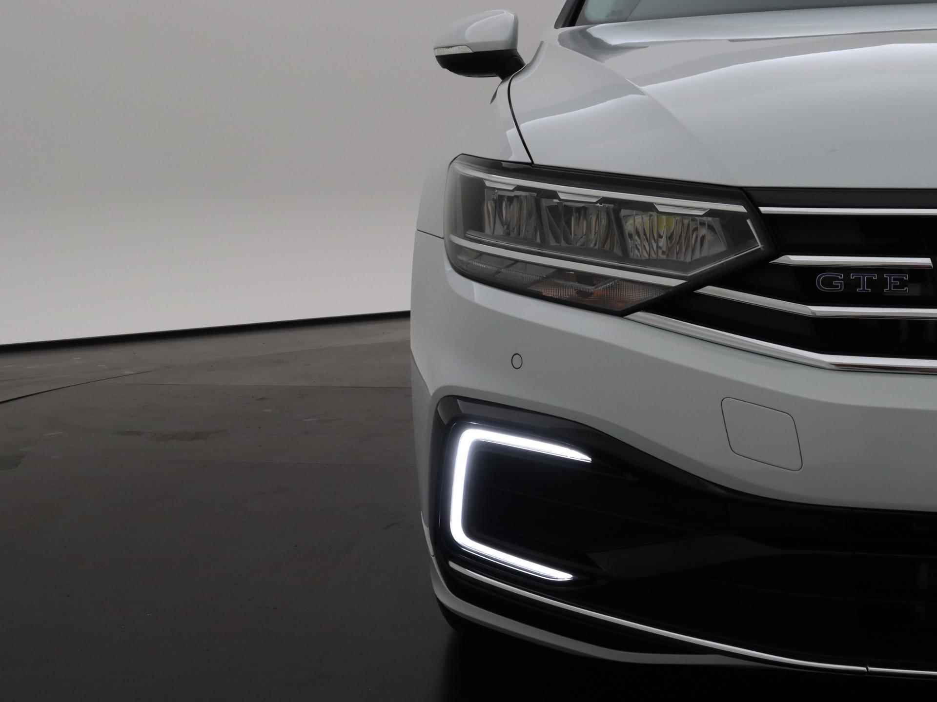 Volkswagen Passat Variant 1.4 TSI PHEV GTE Business | Pano.dak | Stoelverwarming | ACC | Navigatie | 360 Camera | Keyless | LED | 17" | - 40/45