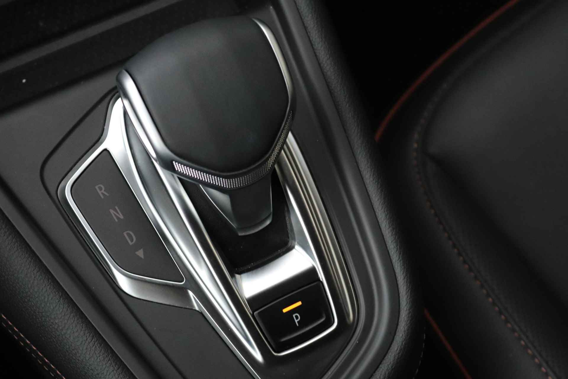 Renault Captur 1.3 Mild Hybrid 160 EDC Iconic | Automaat | Navigatie 9,3" | Apple Carplay | Leder | Bose Audio | Winter-pakket | 360° Camera | Parkeersensoren | LMV 18" | Two-Tone | - 30/36