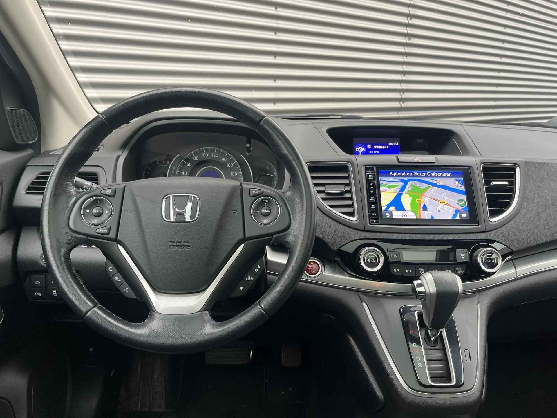 Honda CR-V 2.0 4WD Executive Panoramadak / Climate control / Cruise Control / Parkeercamera / Parkeersensors / Lederen bekleding / DAB / Stoelverwarming voor / Xenon koplampen - 4/32