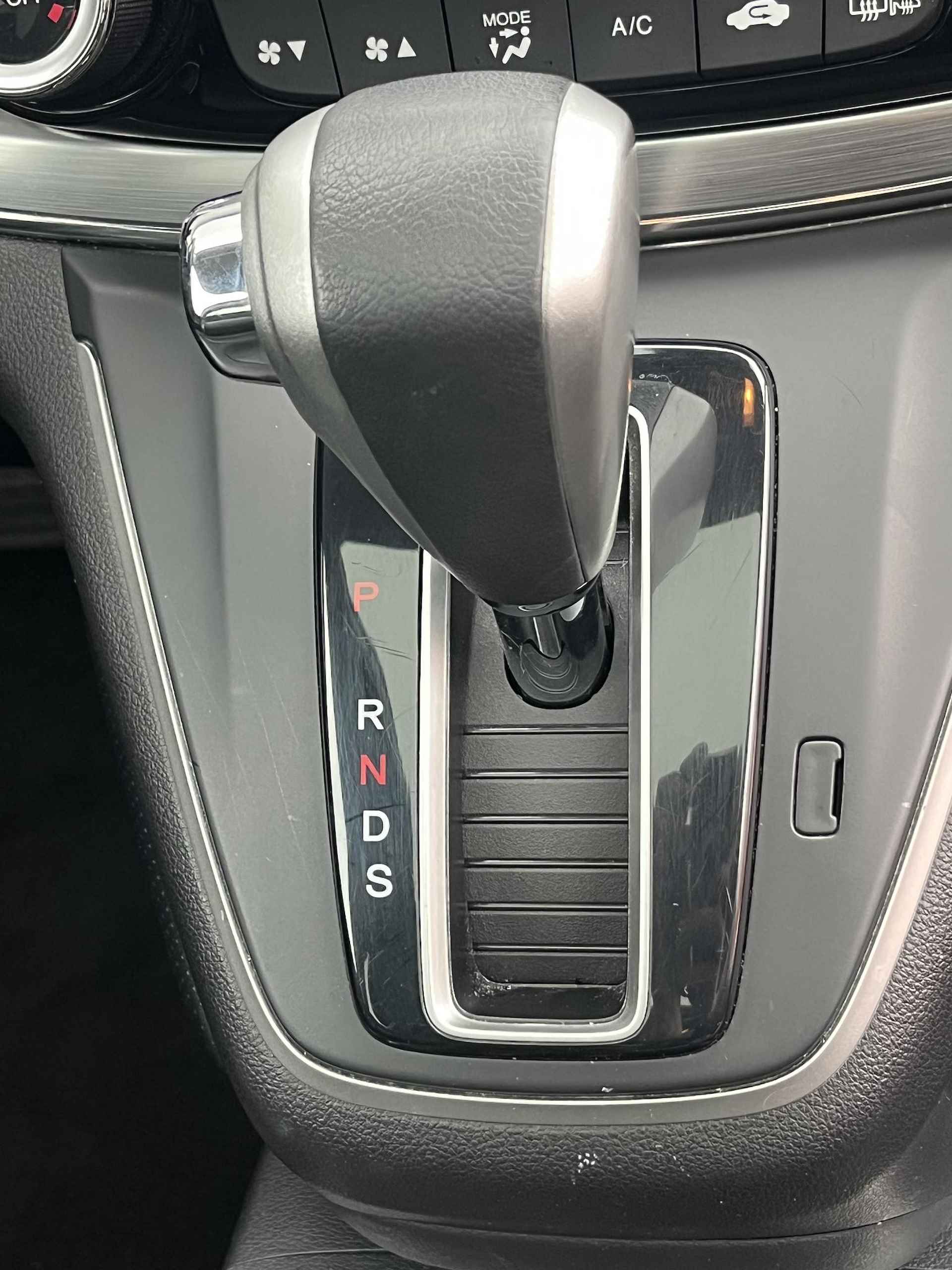 Honda CR-V 2.0 4WD Executive Panoramadak / Climate control / Cruise Control / Parkeercamera / Parkeersensors / Lederen bekleding / DAB / Stoelverwarming voor / Xenon koplampen - 30/32