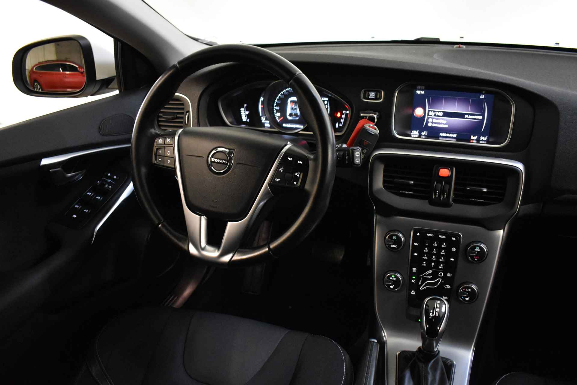 Volvo V40 1.5 T2 AUT. NORDIC+ NAVI/LED/TREKHAAK - 2/35