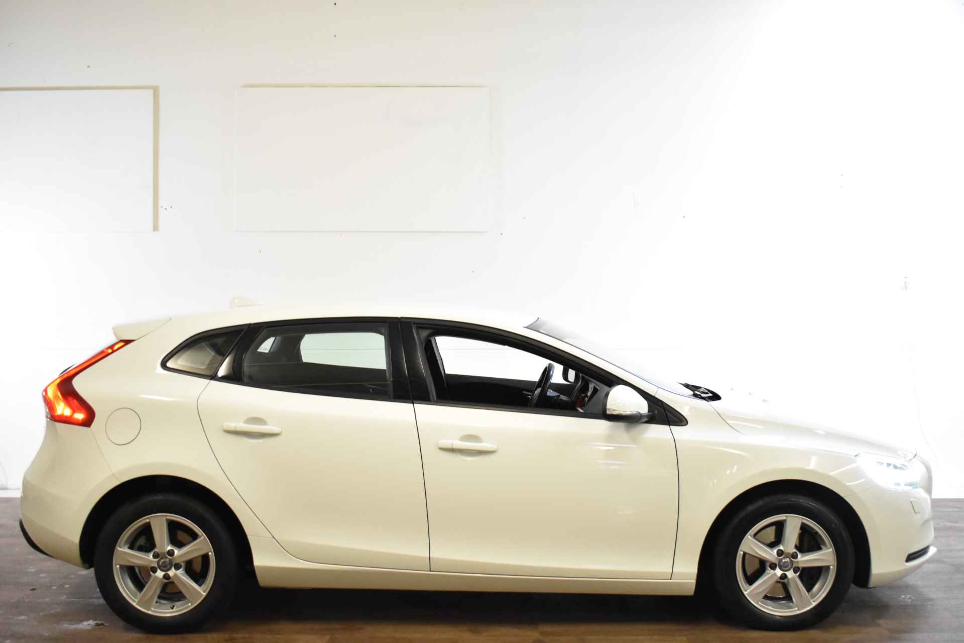 Volvo V40 1.5 T2 AUT. NORDIC+ NAVI/LED/TREKHAAK - 4/35