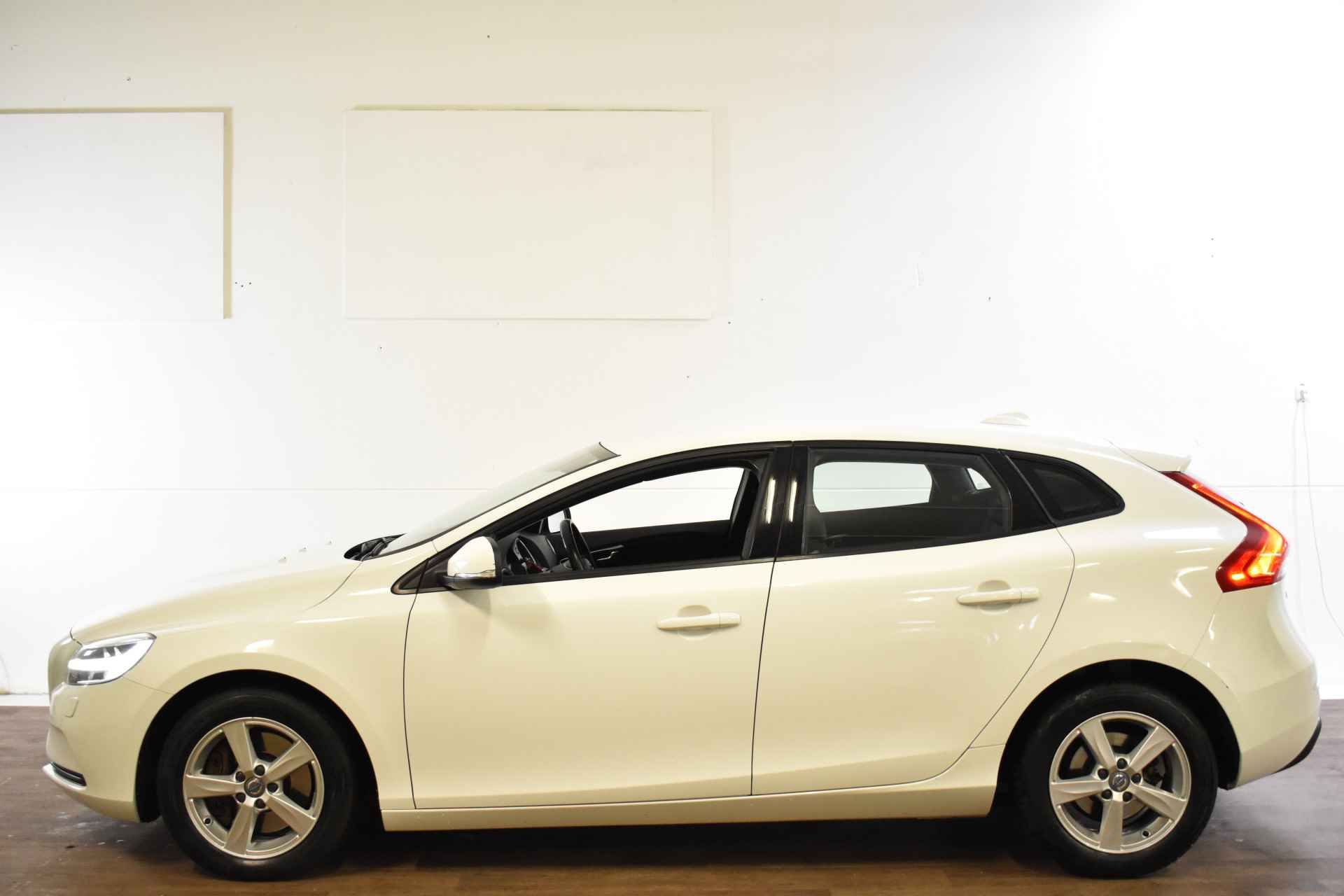 Volvo V40 1.5 T2 AUT. NORDIC+ NAVI/LED/TREKHAAK - 6/35