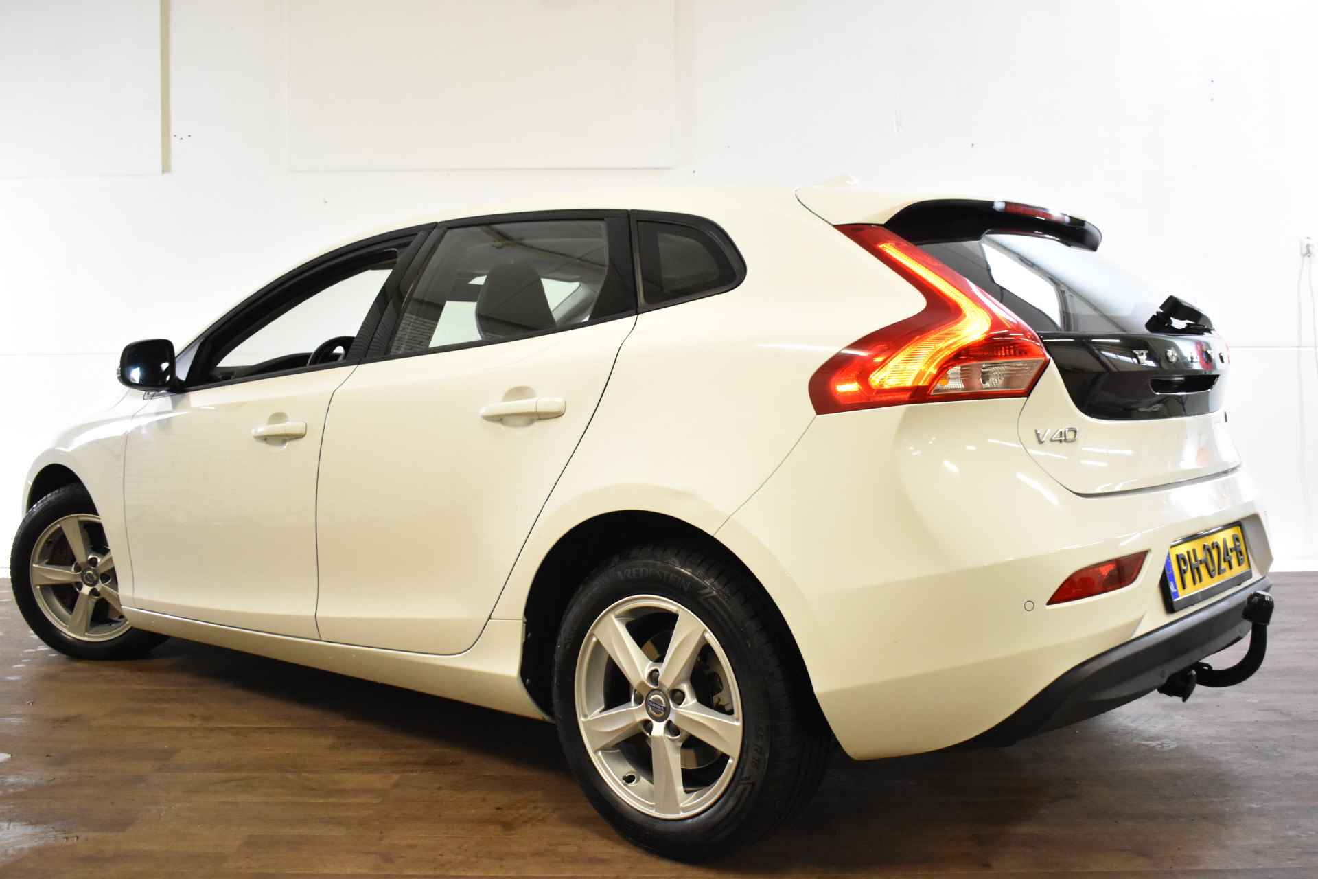 Volvo V40 1.5 T2 AUT. NORDIC+ NAVI/LED/TREKHAAK - 8/35