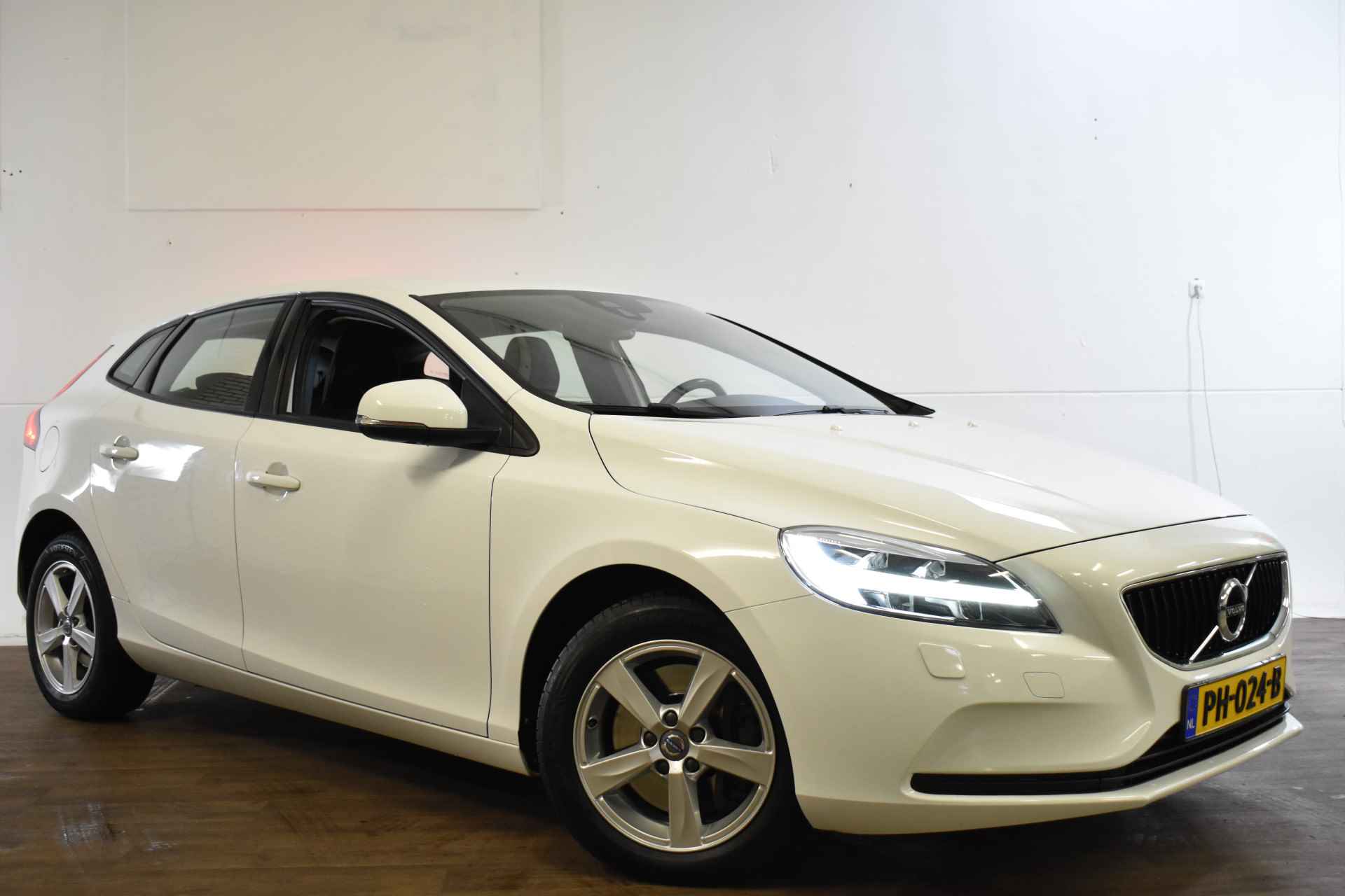 Volvo V40 1.5 T2 AUT. NORDIC+ NAVI/LED/TREKHAAK - 10/35