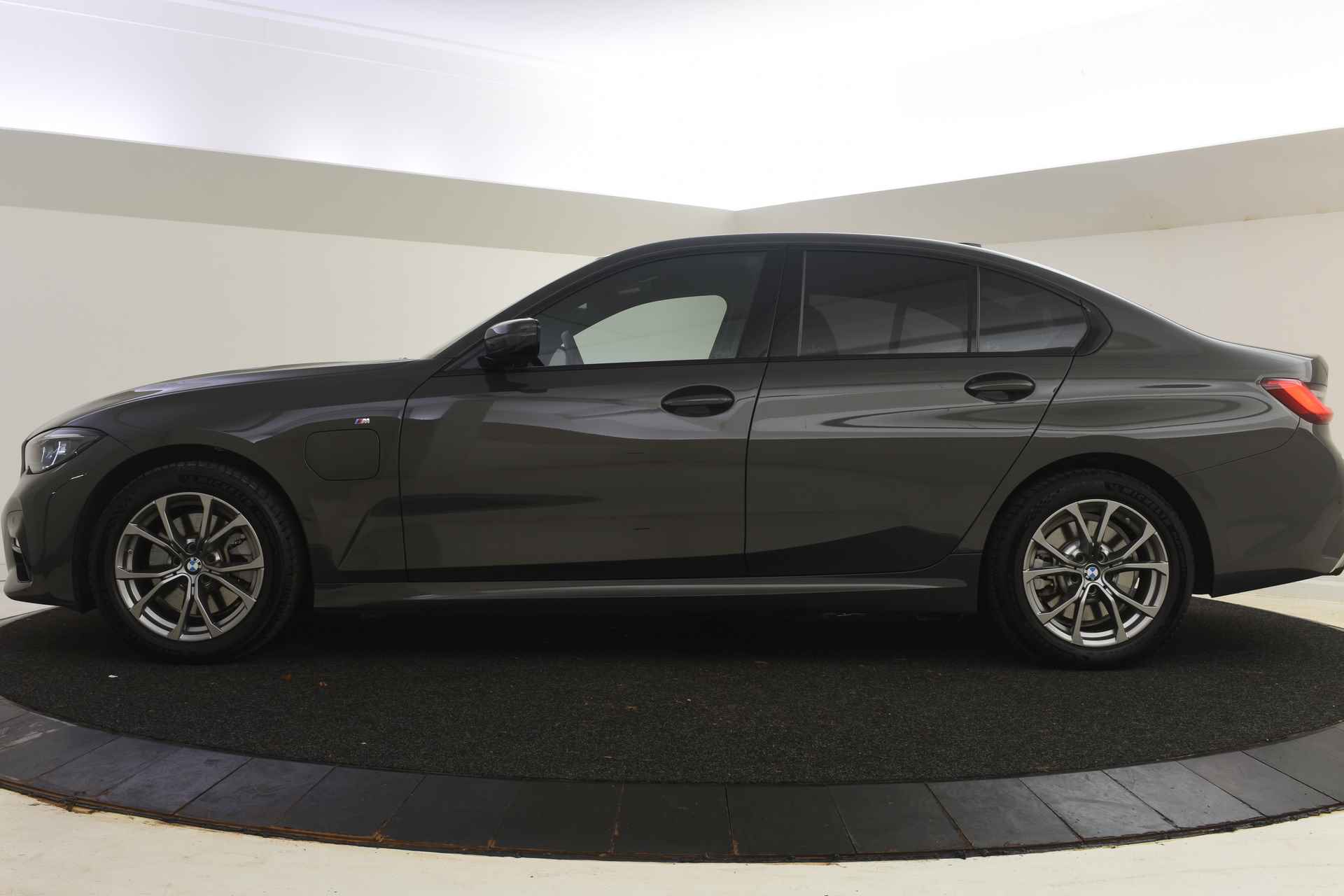 BMW 3-serie 320e High Executive M Sport Automaat / Laserlicht / Sportstoelen / Live Cockpit Professional / Stoelverwarming / Cruise Control - 5/51