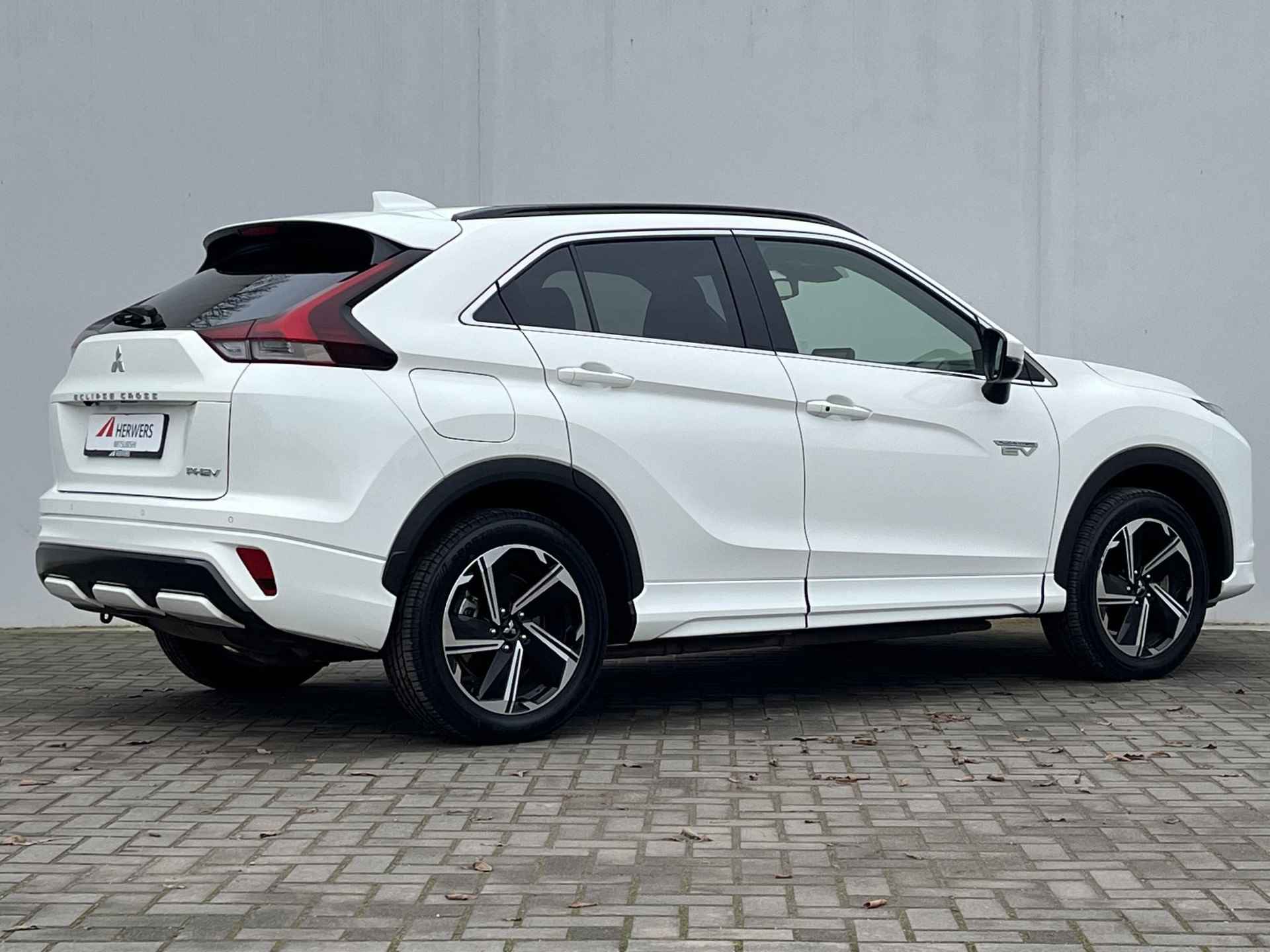 Mitsubishi Eclipse Cross 2.4 PHEV Prestige S-AWC 4WD Automaat / Schuif-/kanteldak / Lederen bekleding / Adaptieve cruise control / Navigatie / Stoel- en stuurverwarming - 3/52