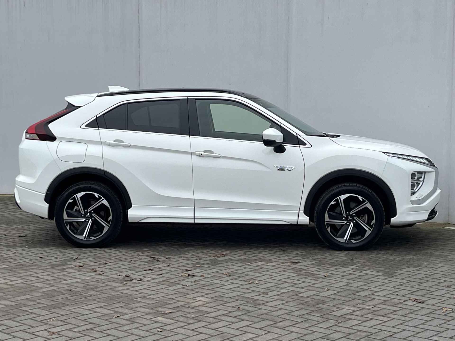 Mitsubishi Eclipse Cross 2.4 PHEV Prestige S-AWC 4WD Automaat / Schuif-/kanteldak / Lederen bekleding / Adaptieve cruise control / Navigatie / Stoel- en stuurverwarming - 24/52