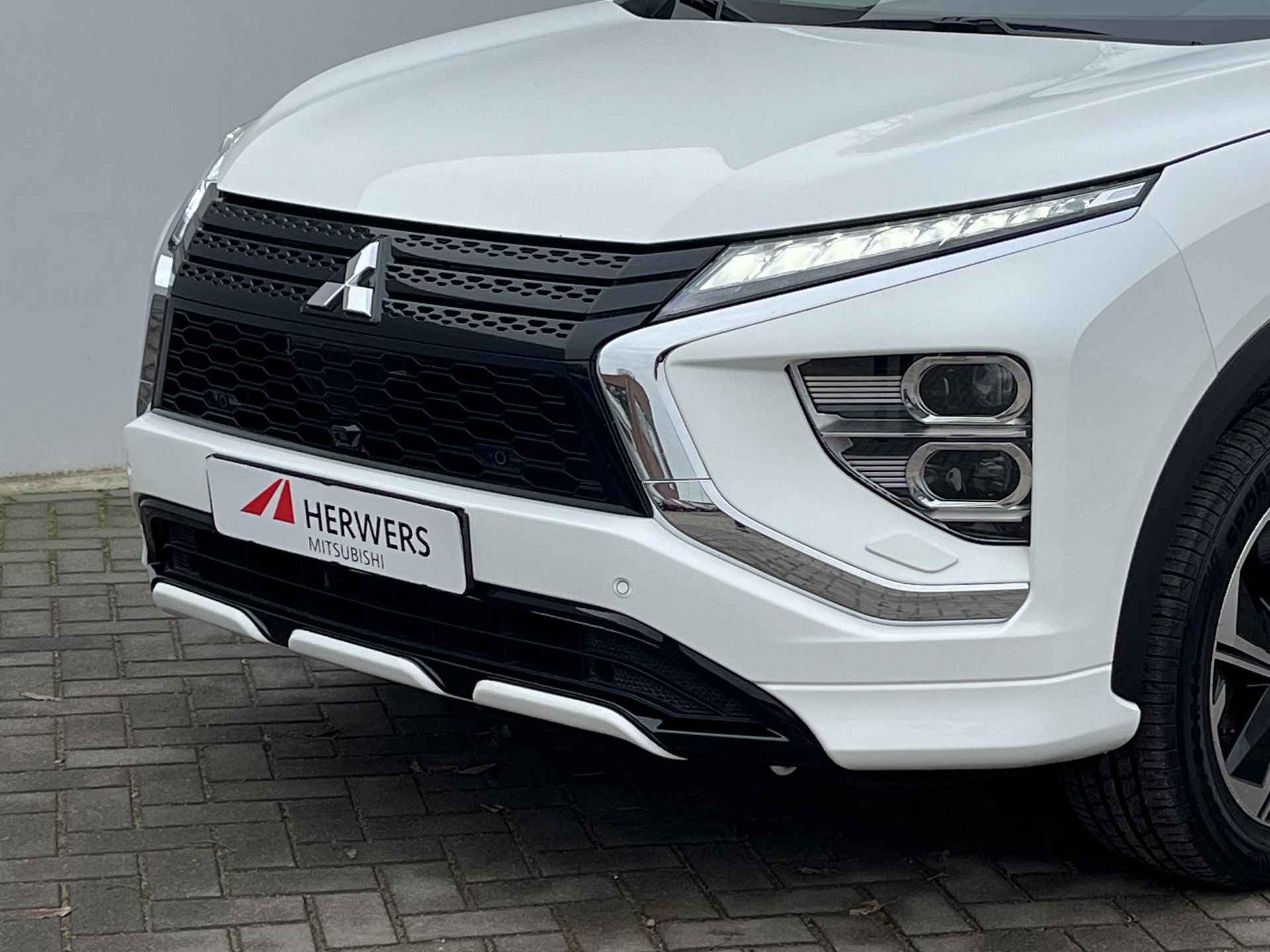 Mitsubishi Eclipse Cross 2.4 PHEV Prestige S-AWC 4WD Automaat / Schuif-/kanteldak / Lederen bekleding / Adaptieve cruise control / Navigatie / Stoel- en stuurverwarming - 43/52