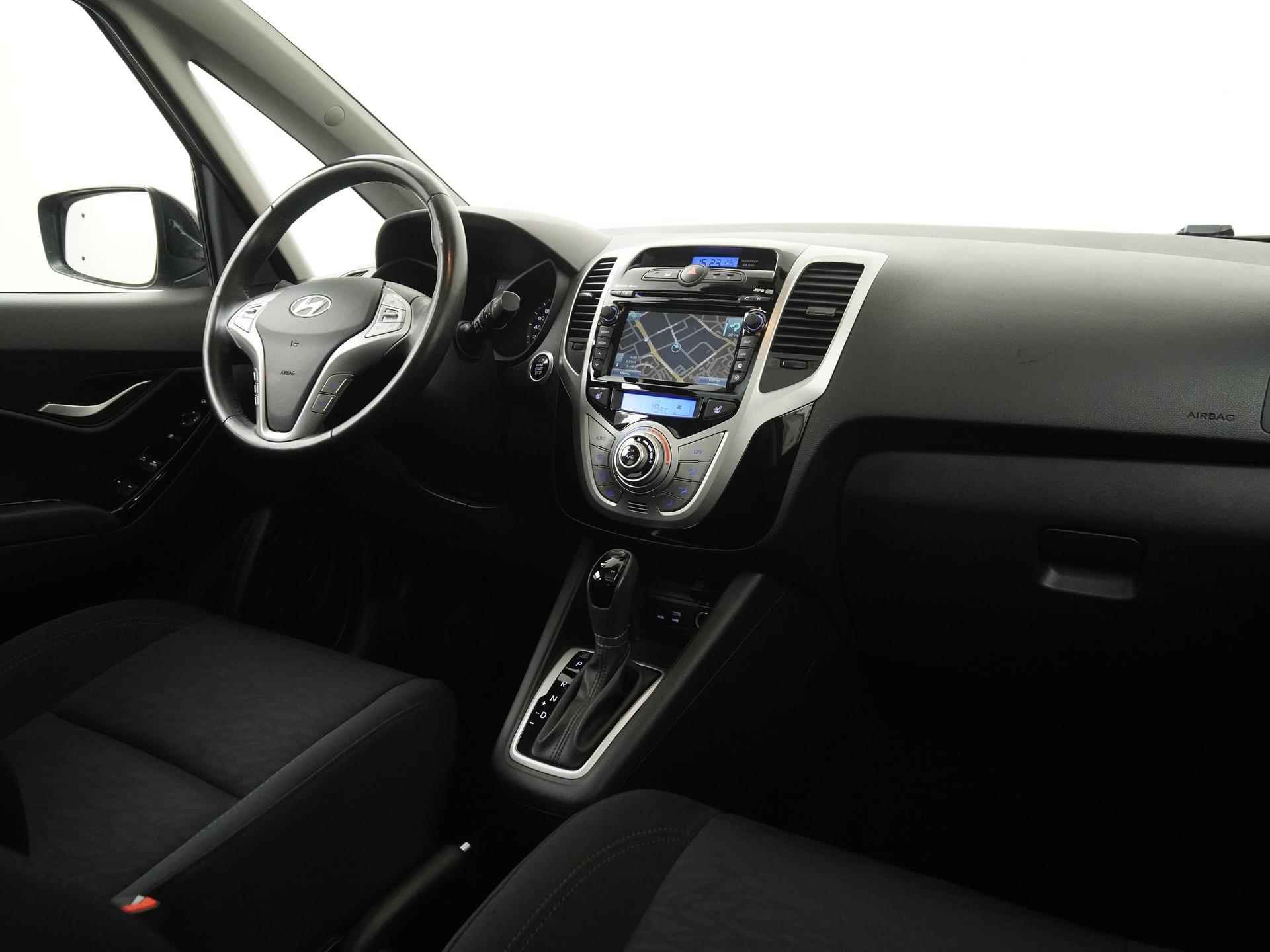 Hyundai ix20 1.6i Premium Automaat | Trekhaak | Panoramadak | Zondag Open! - 2/38