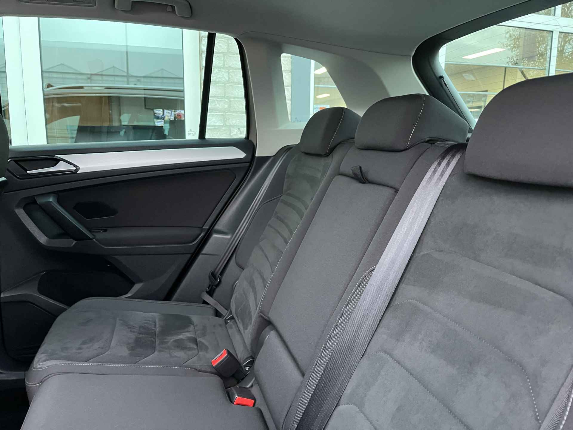 Volkswagen Tiguan 1.4 TSI Comfortline Business / PANO/ PARK. SENSOREN/ ERGO ACTIVE/ STOEL VERWARM./ ADAPT. CRUISE/ APP CONNECT/ NAVI/ CLIMA/ DAB/ 17" LMV/ - 26/39