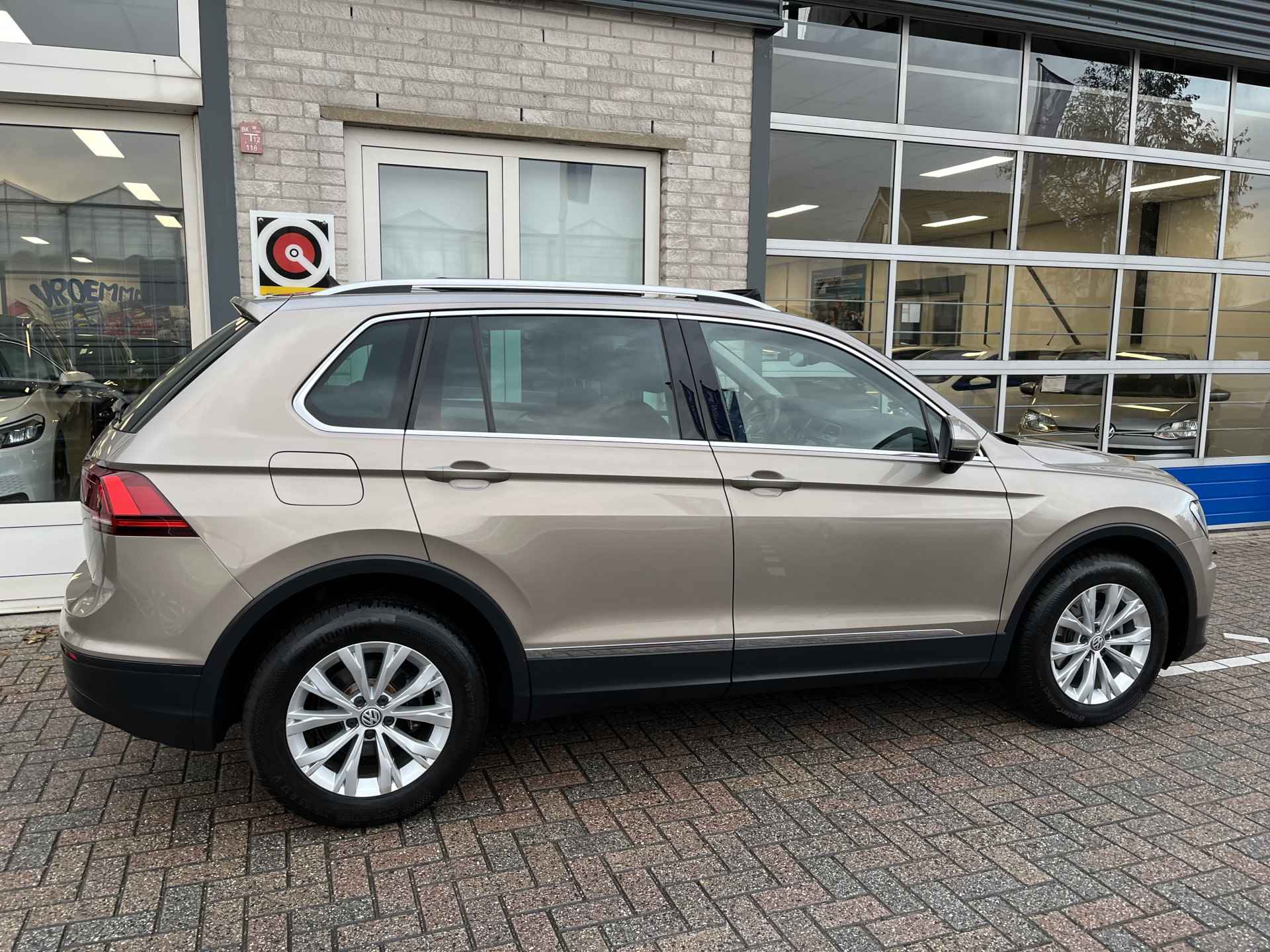 Volkswagen Tiguan 1.4 TSI Comfortline Business / PANO/ PARK. SENSOREN/ ERGO ACTIVE/ STOEL VERWARM./ ADAPT. CRUISE/ APP CONNECT/ NAVI/ CLIMA/ DAB/ 17" LMV/ - 35/39