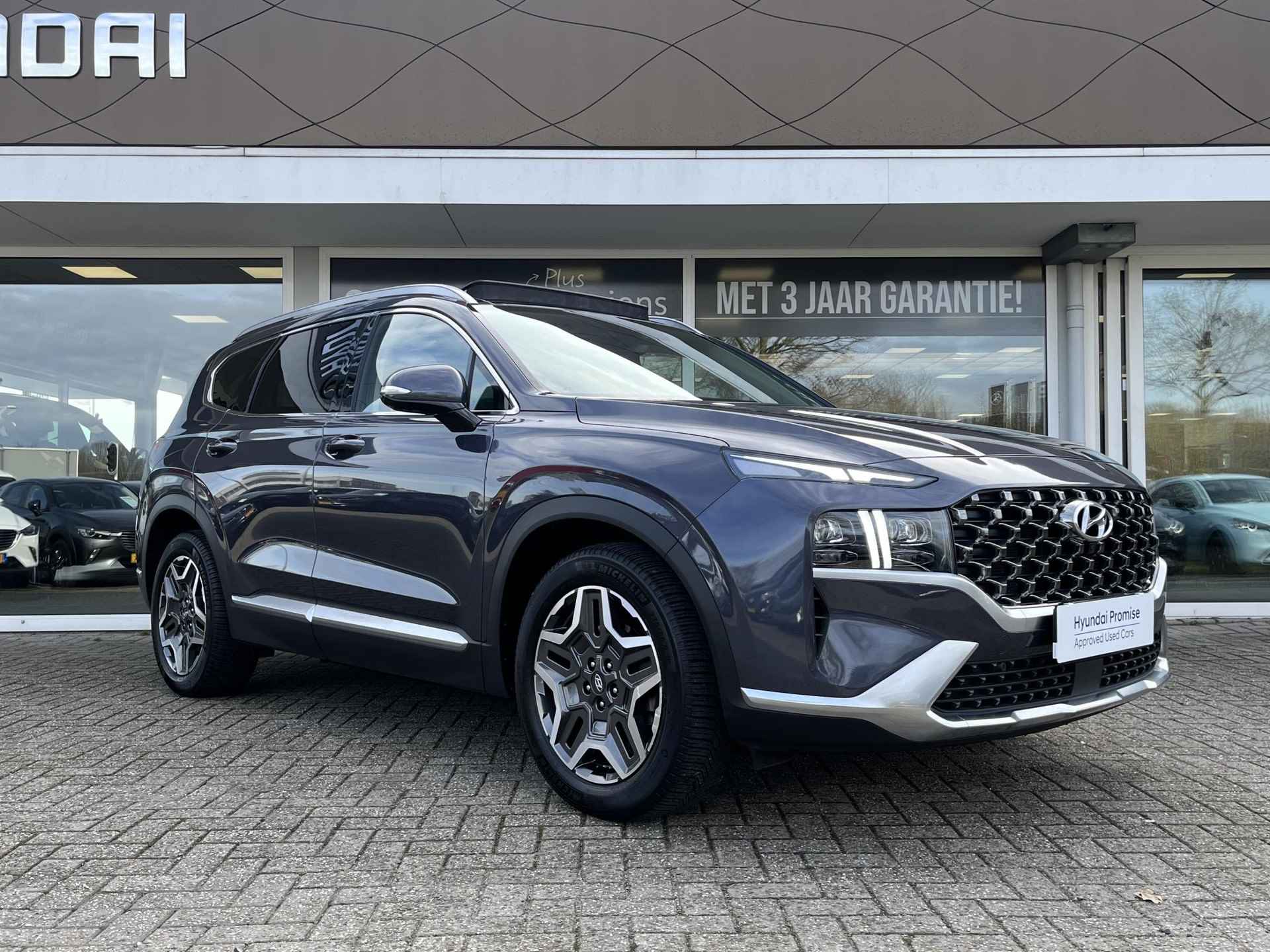 Hyundai Santa Fe 1.6 T-GDI HEV Premium Sky 7p. | Automaat | 7Persoons | 4X4 | Navigatie | Cruise Control Adaptief | Climate Control | Parkeersensoren | Parkeercamera | Schuif/kanteldak | 36Mnd. Garantie | Rijklaar! | - 4/35