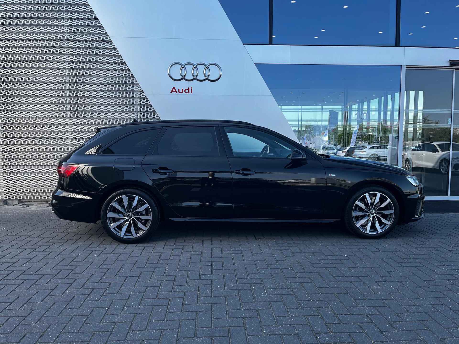 Audi A4 Avant 35 TFSI S-edition Competition s-tronic | Stoelverwarming | Cruise control | Navigatie | Smartphone interface | Optiek zwart - 4/16