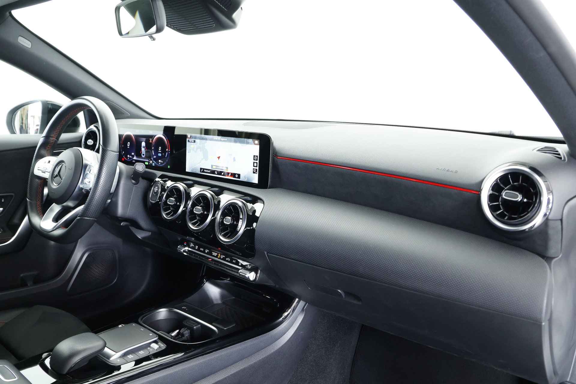 Mercedes-Benz A-Klasse 250 e AMG Line / Navi / Carplay / DAB / LED - 3/41