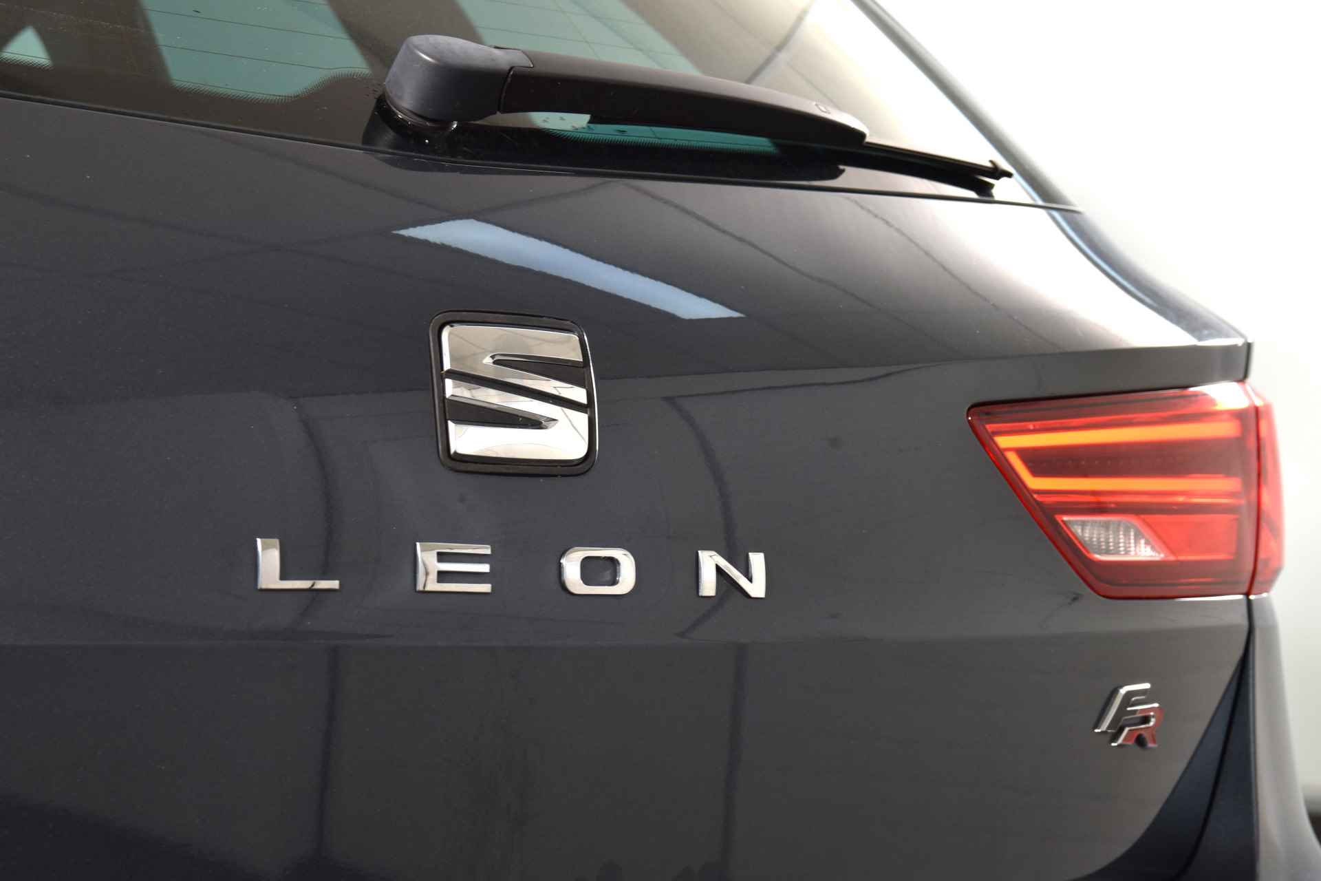 SEAT León ST 1.5 TSI 130 PK FR Business Intense | Cruise | PDC | NAV+ App. Connect | Auto. Airco | Trekhaak | LM 17"| - 48/56