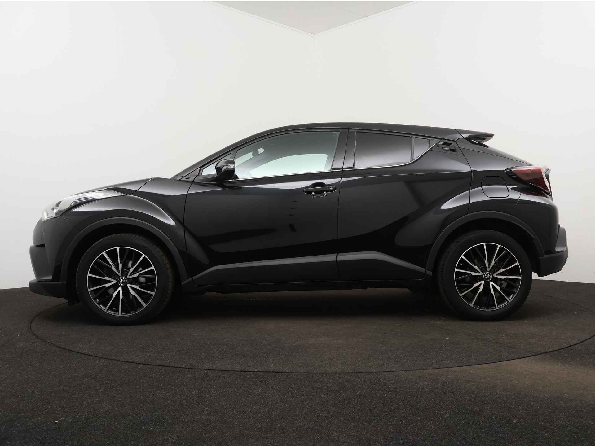 Toyota C-HR 1.2 AWD Bi-Tone Plus Limited | JBL | Navigatie | Stuur-/Stoelverwarming | Parkeerhulp | - 4/46