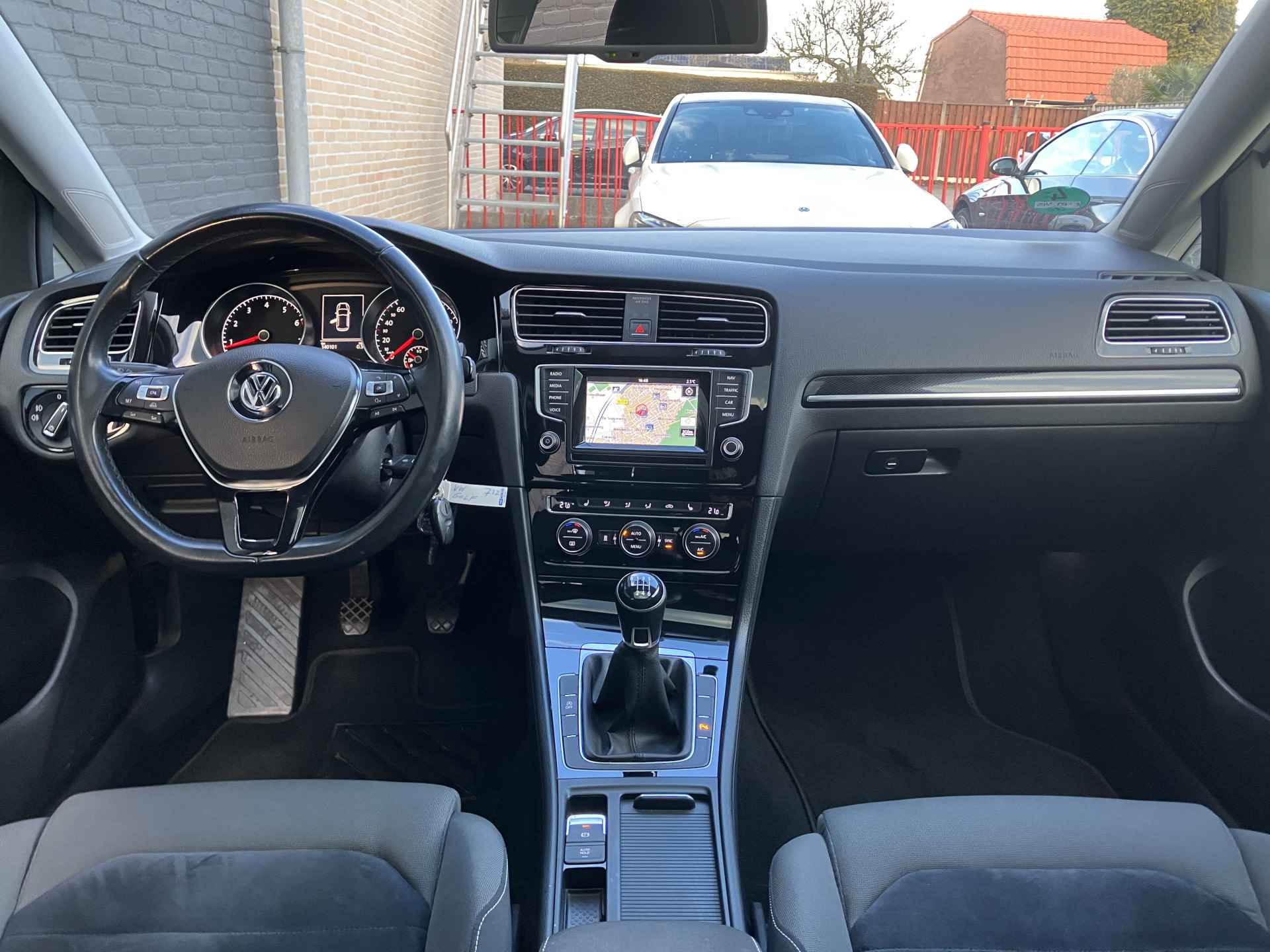 Volkswagen Golf 1.4 TSI Highline 125 pk | navigatie | panoramadak | sportstoelen | stoelverw. | standkachel | + winterset - 16/38