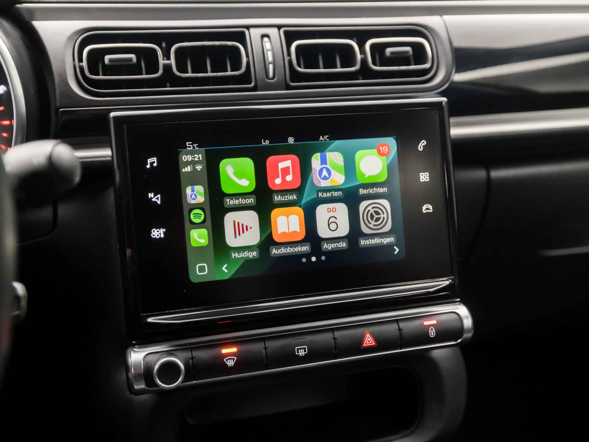 Citroën C3 1.2 PureTech S&S Shine (APPLE CARPLAY, NAVIGATIE, CAMERA, GETINT GLAS, SPORTSTOELEN, LM VELGEN, CRUISE, NIEUWE APK, NIEUWSTAAT) - 8/35