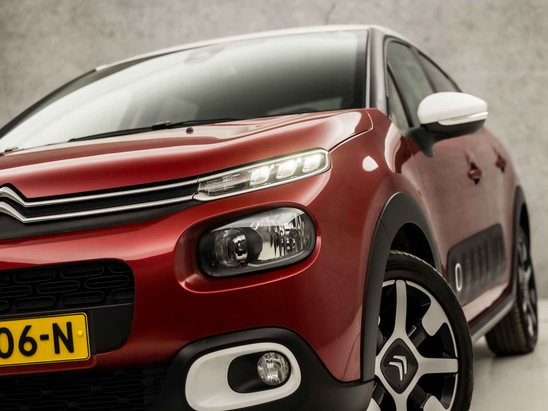 Citroën C3 1.2 PureTech S&S Shine (APPLE CARPLAY, NAVIGATIE, CAMERA, GETINT GLAS, SPORTSTOELEN, LM VELGEN, CRUISE, NIEUWE APK, NIEUWSTAAT) - 32/35