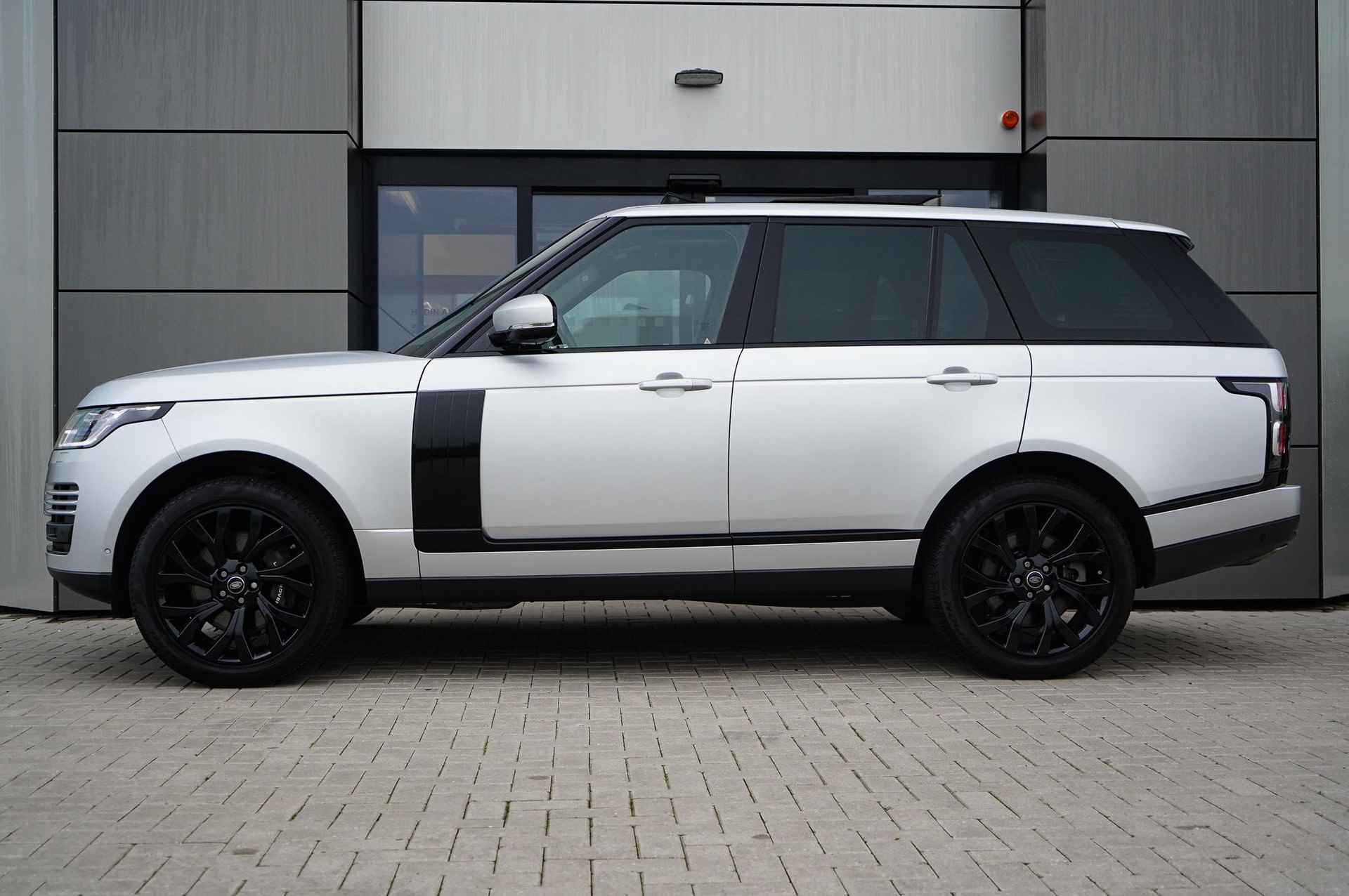 Land Rover Range Rover 2.0 P400e Limited Edition | 2 jaar garantie | SVO Palette Silver | Black Pack | Schuifdak - 3/29