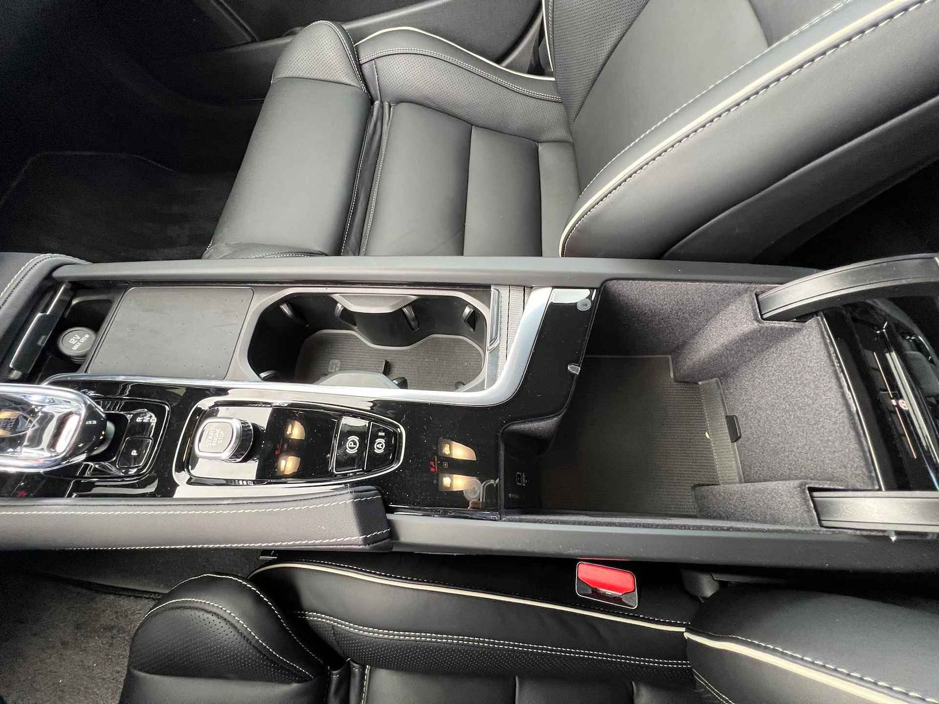 Volvo S90 2.0 B4 Ultimate  Automaat - Leder - Memorystoelen - Stoelverwarming - Full-Led HighBeam Koplampen - Parkeerhulp voor + achter met Camera - DAB+ - 56/59