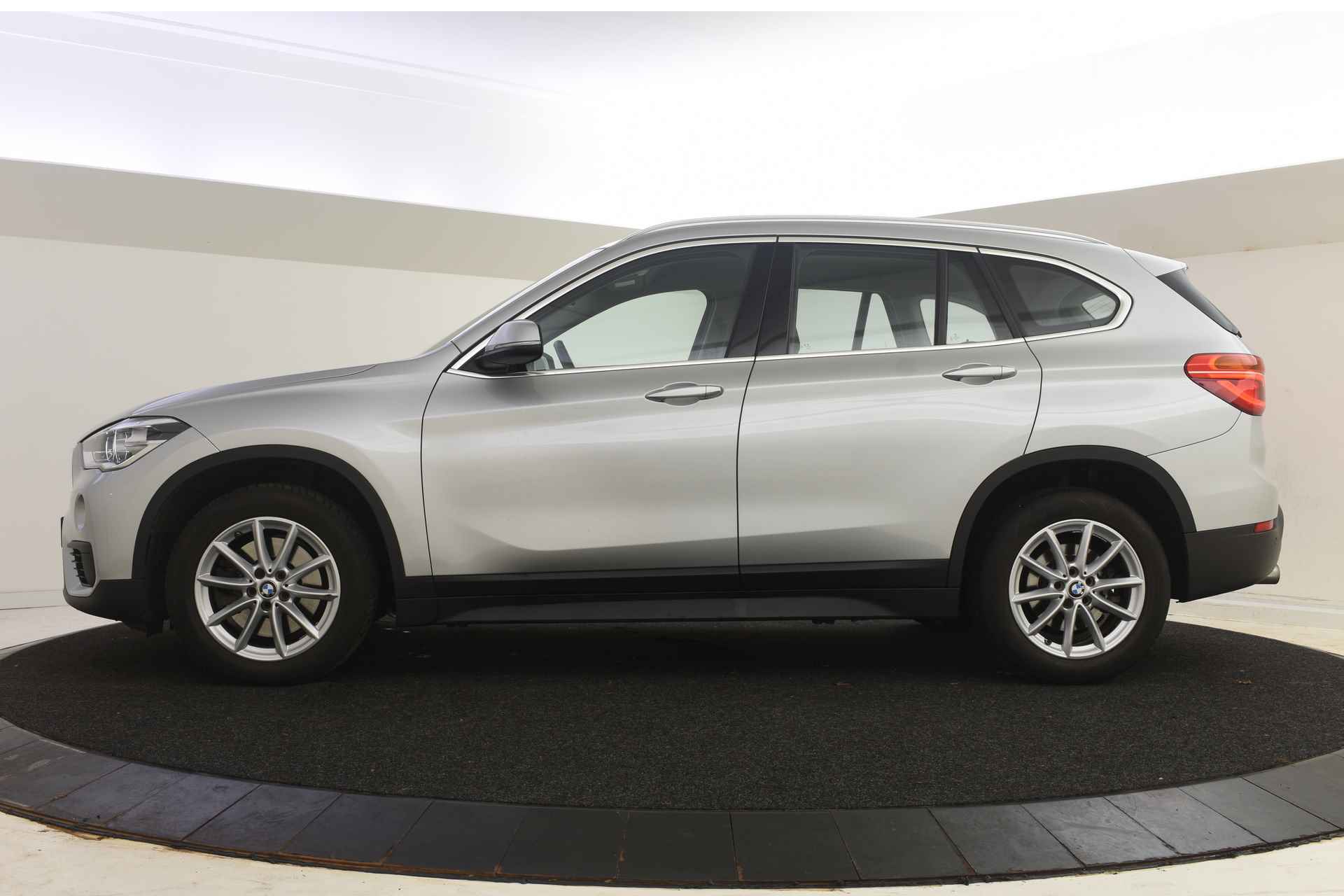 BMW X1 sDrive20i Executive Automaat / LED / Cruise Control / Stoelverwarming / Multifunctioneel stuurwiel - 4/45