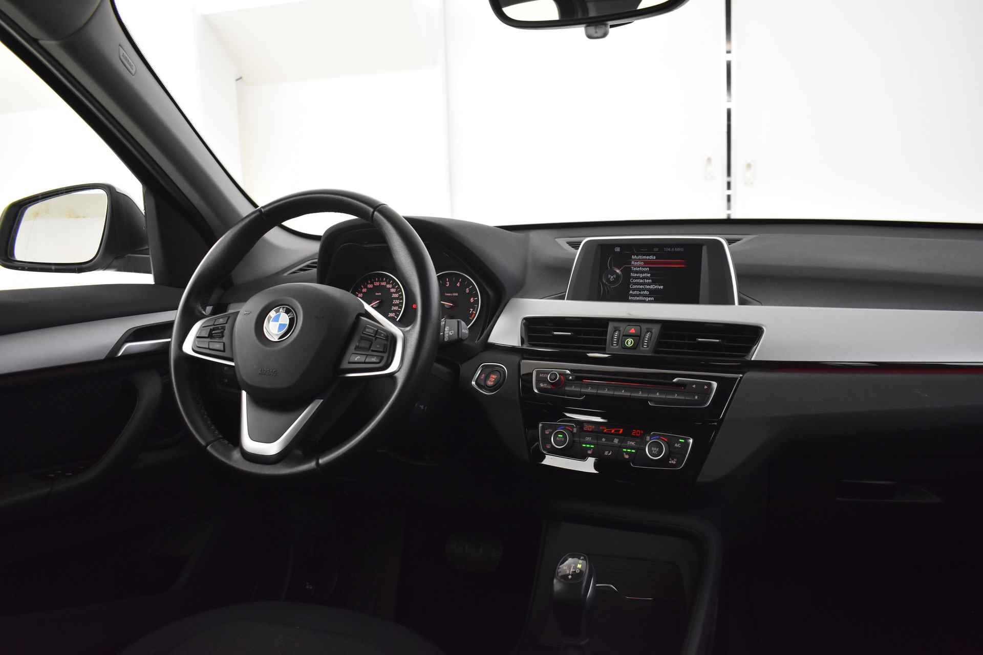 BMW X1 sDrive20i Executive Automaat / LED / Cruise Control / Stoelverwarming / Multifunctioneel stuurwiel - 11/45