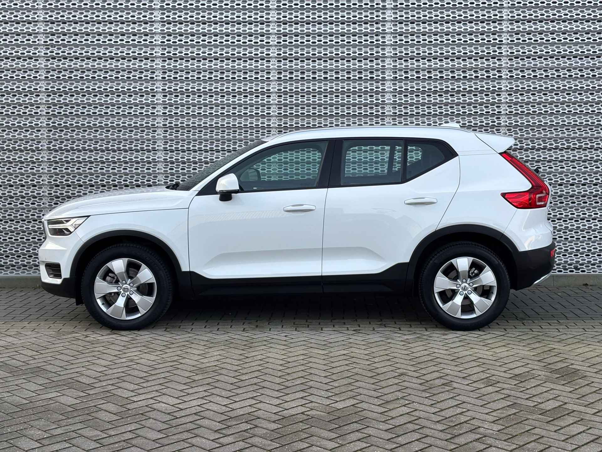 Volvo XC40 2.0 T4 Momentum / Achteruitrijcamera / Elektrische Achterklep / Digitale Cockpit / LED / 18" LMV ** - 5/31