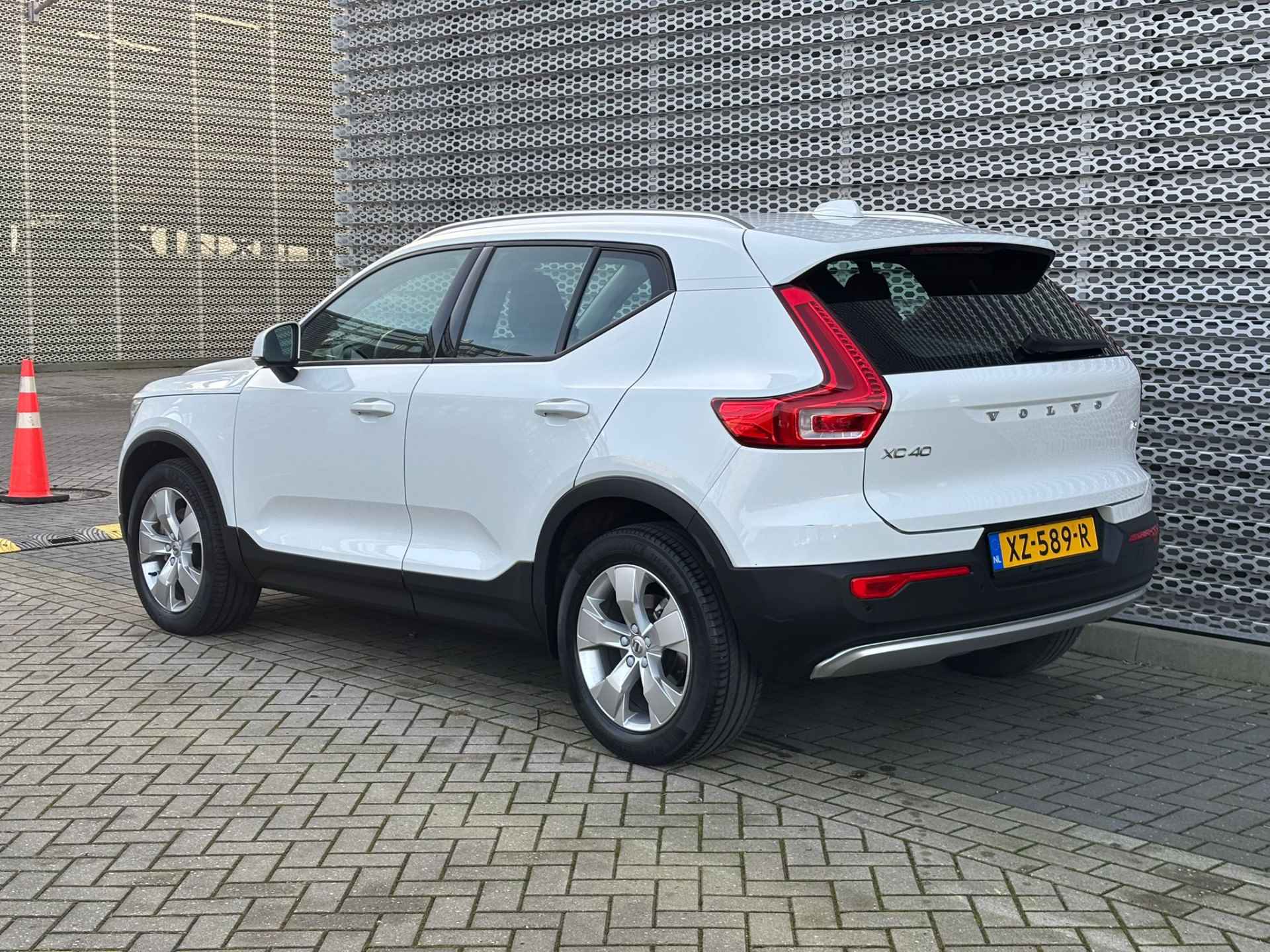 Volvo XC40 2.0 T4 Momentum / Achteruitrijcamera / Elektrische Achterklep / Digitale Cockpit / LED / 18" LMV ** - 6/31