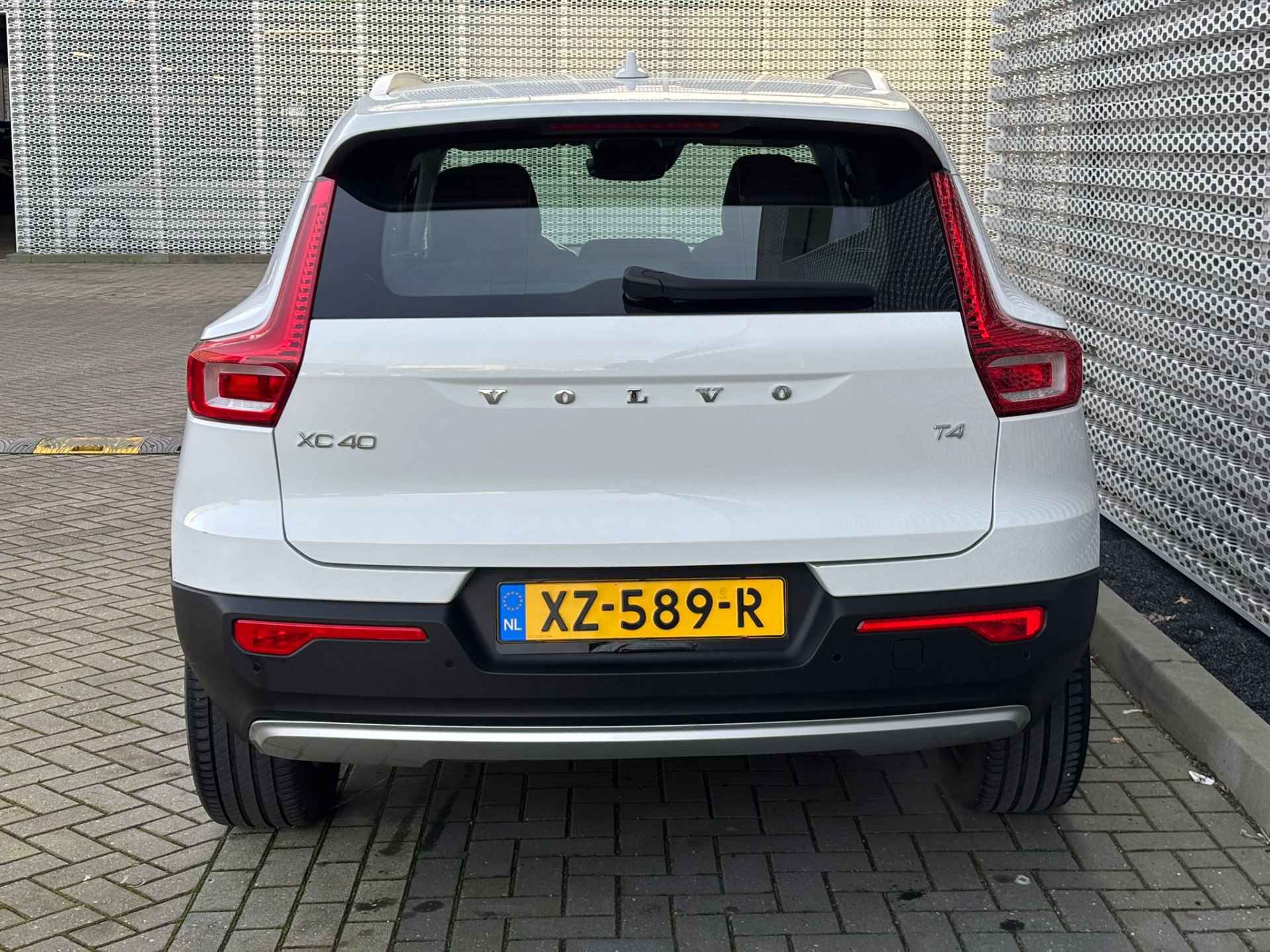 Volvo XC40 2.0 T4 Momentum / Achteruitrijcamera / Elektrische Achterklep / Digitale Cockpit / LED / 18" LMV ** - 7/31