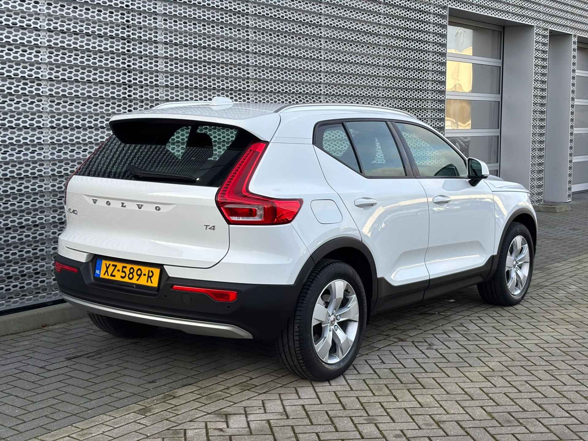 Volvo XC40 2.0 T4 Momentum / Achteruitrijcamera / Elektrische Achterklep / Digitale Cockpit / LED / 18" LMV ** - 8/31