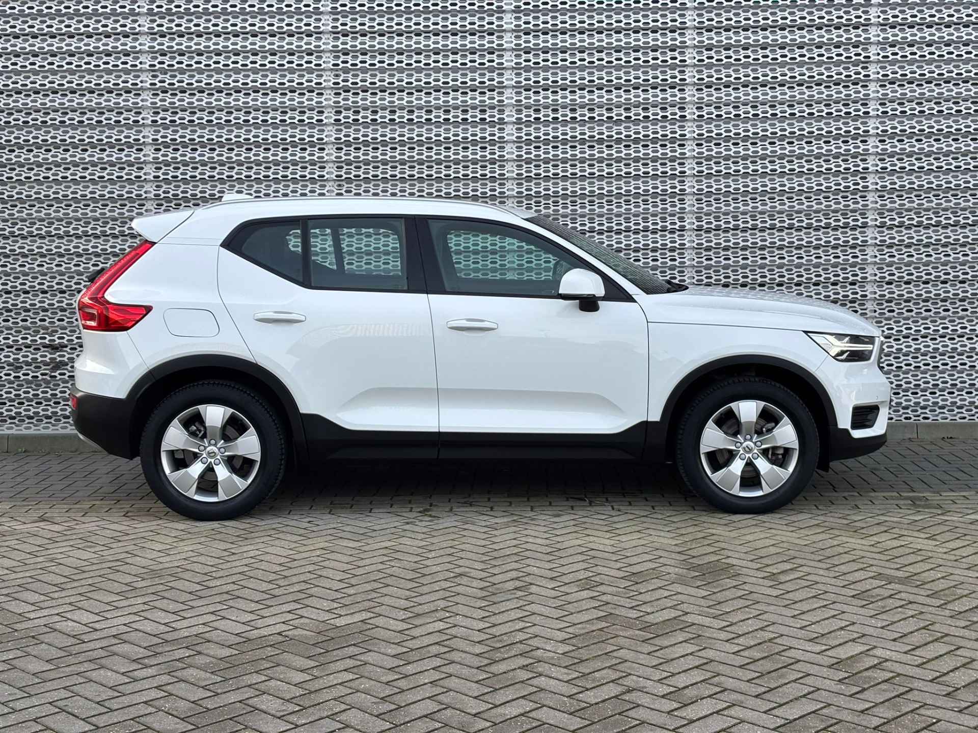 Volvo XC40 2.0 T4 Momentum / Achteruitrijcamera / Elektrische Achterklep / Digitale Cockpit / LED / 18" LMV ** - 9/31