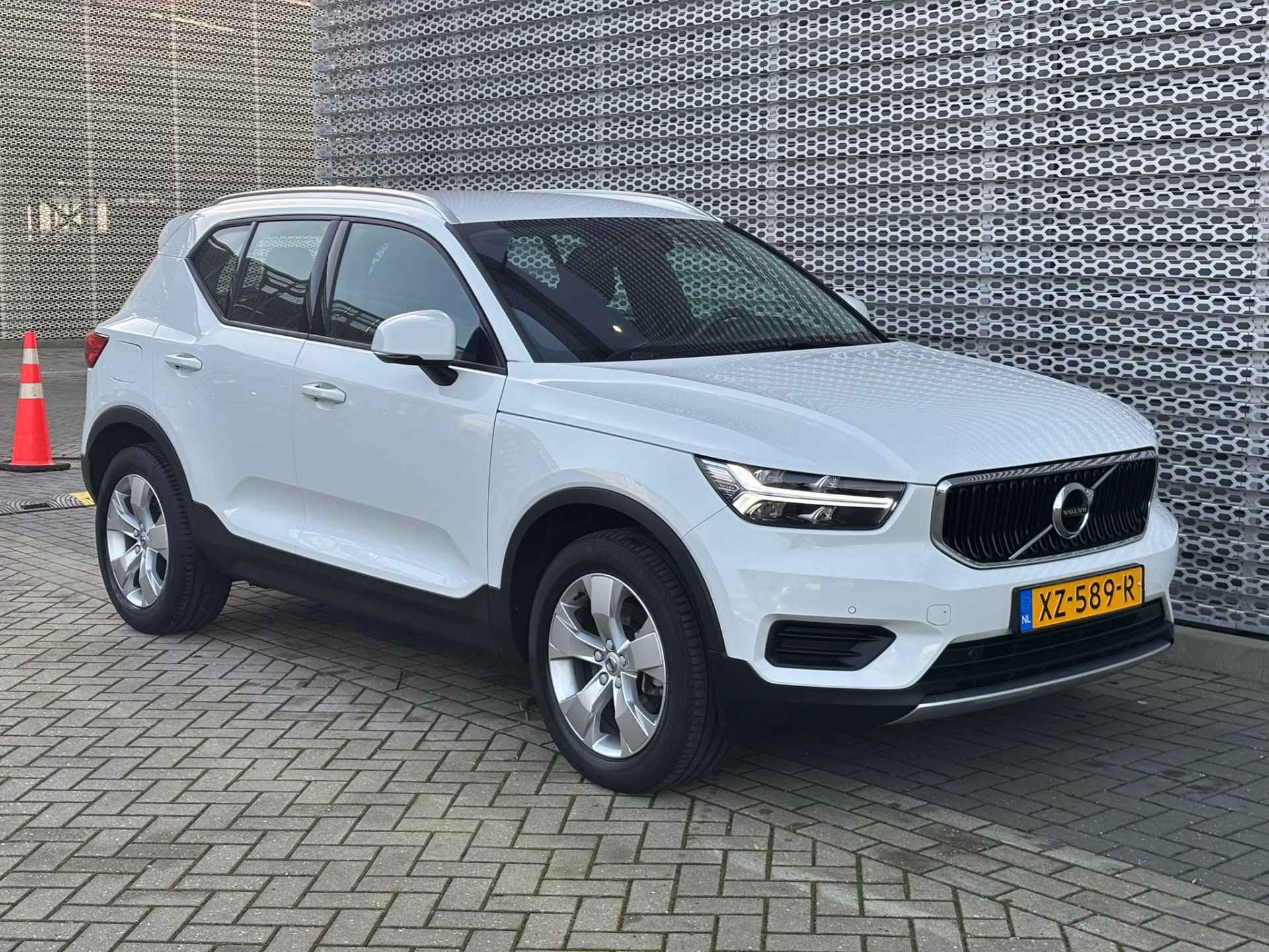 Volvo XC40 2.0 T4 Momentum / Achteruitrijcamera / Elektrische Achterklep / Digitale Cockpit / LED / 18" LMV ** - 10/31