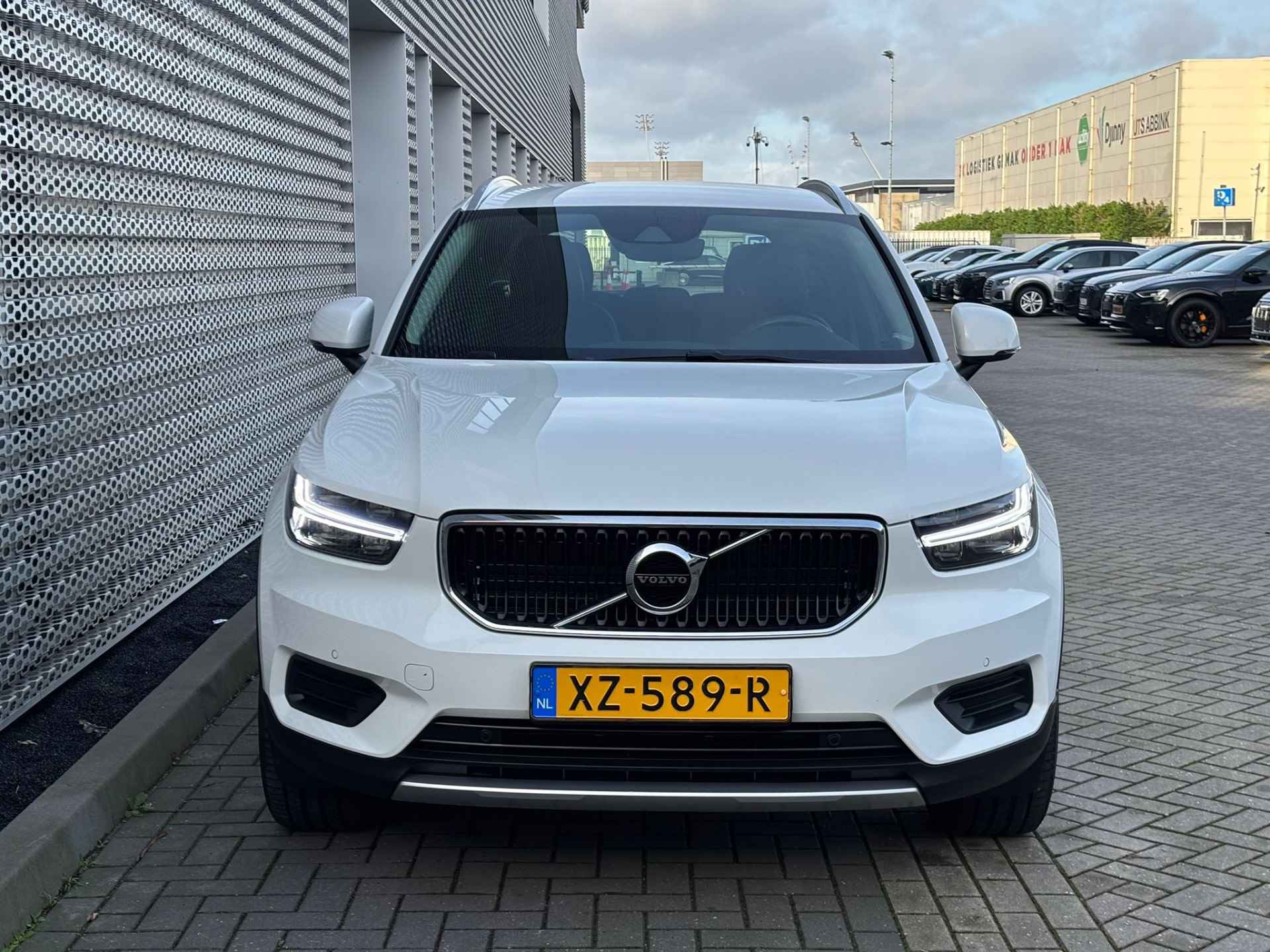 Volvo XC40 2.0 T4 Momentum / Achteruitrijcamera / Elektrische Achterklep / Digitale Cockpit / LED / 18" LMV ** - 11/31