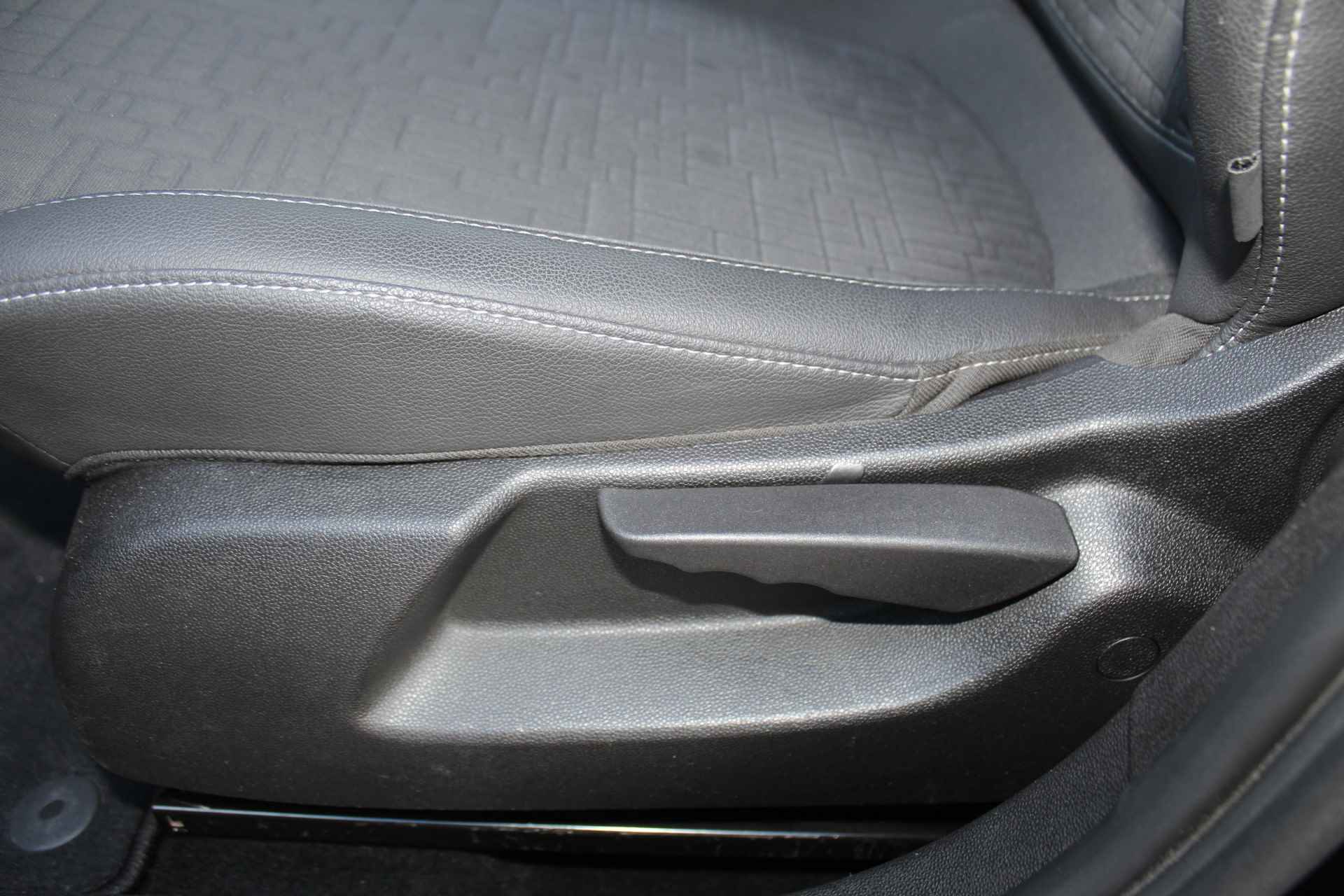 Opel Corsa 1.0-90pk Turbo 'Online Edition'. Erg nette en goed onderhouden Opel Corsa 1.0-90pk Turbo 5drs.. Volautm. airco, cruise control, navigatie, trekhaak afneembare kogel, metallic lak, parkeersensoren v+a, LM wielen, telefoonvoorb., 5 deuren etc. - 21/45