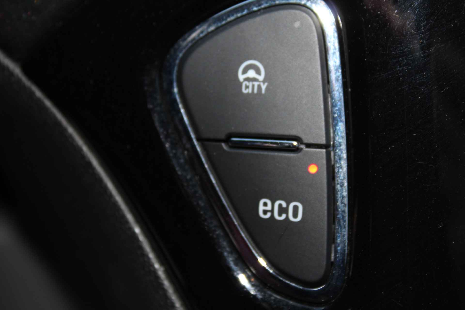 Opel Corsa 1.0-90pk Turbo 'Online Edition'. Erg nette en goed onderhouden Opel Corsa 1.0-90pk Turbo 5drs.. Volautm. airco, cruise control, navigatie, trekhaak afneembare kogel, metallic lak, parkeersensoren v+a, LM wielen, telefoonvoorb., 5 deuren etc. - 30/45