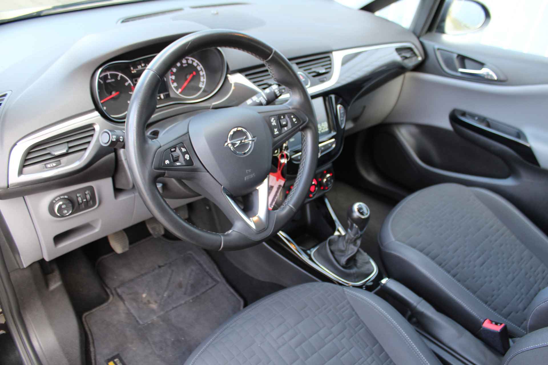 Opel Corsa 1.0-90pk Turbo 'Online Edition'. Erg nette en goed onderhouden Opel Corsa 1.0-90pk Turbo 5drs.. Volautm. airco, cruise control, navigatie, trekhaak afneembare kogel, metallic lak, parkeersensoren v+a, LM wielen, telefoonvoorb., 5 deuren etc. - 35/45