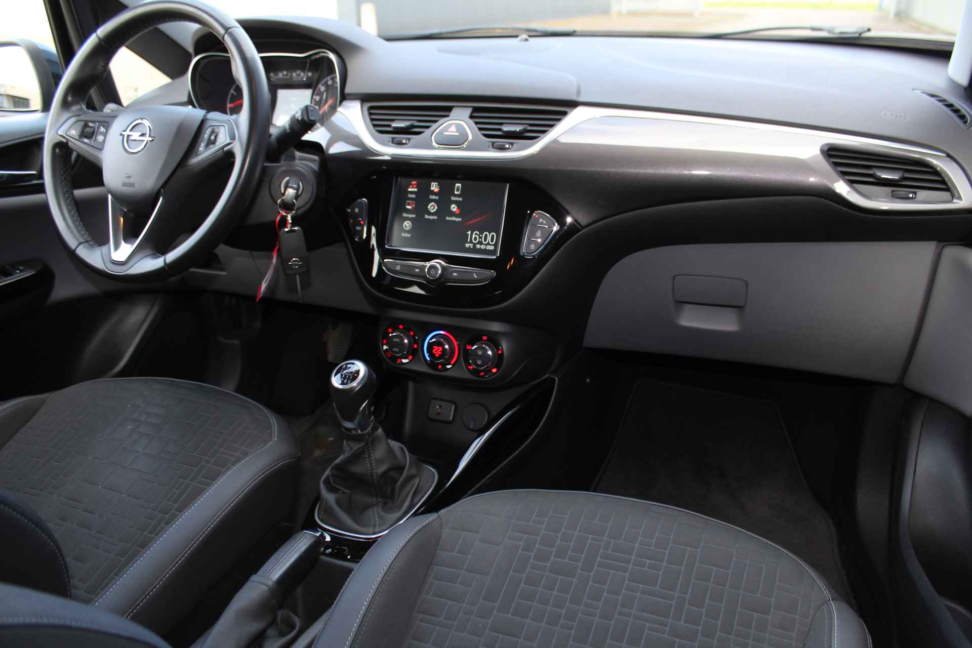 Opel Corsa 1.0-90pk Turbo 'Online Edition'. Erg nette en goed onderhouden Opel Corsa 1.0-90pk Turbo 5drs.. Volautm. airco, cruise control, navigatie, trekhaak afneembare kogel, metallic lak, parkeersensoren v+a, LM wielen, telefoonvoorb., 5 deuren etc. - 39/45