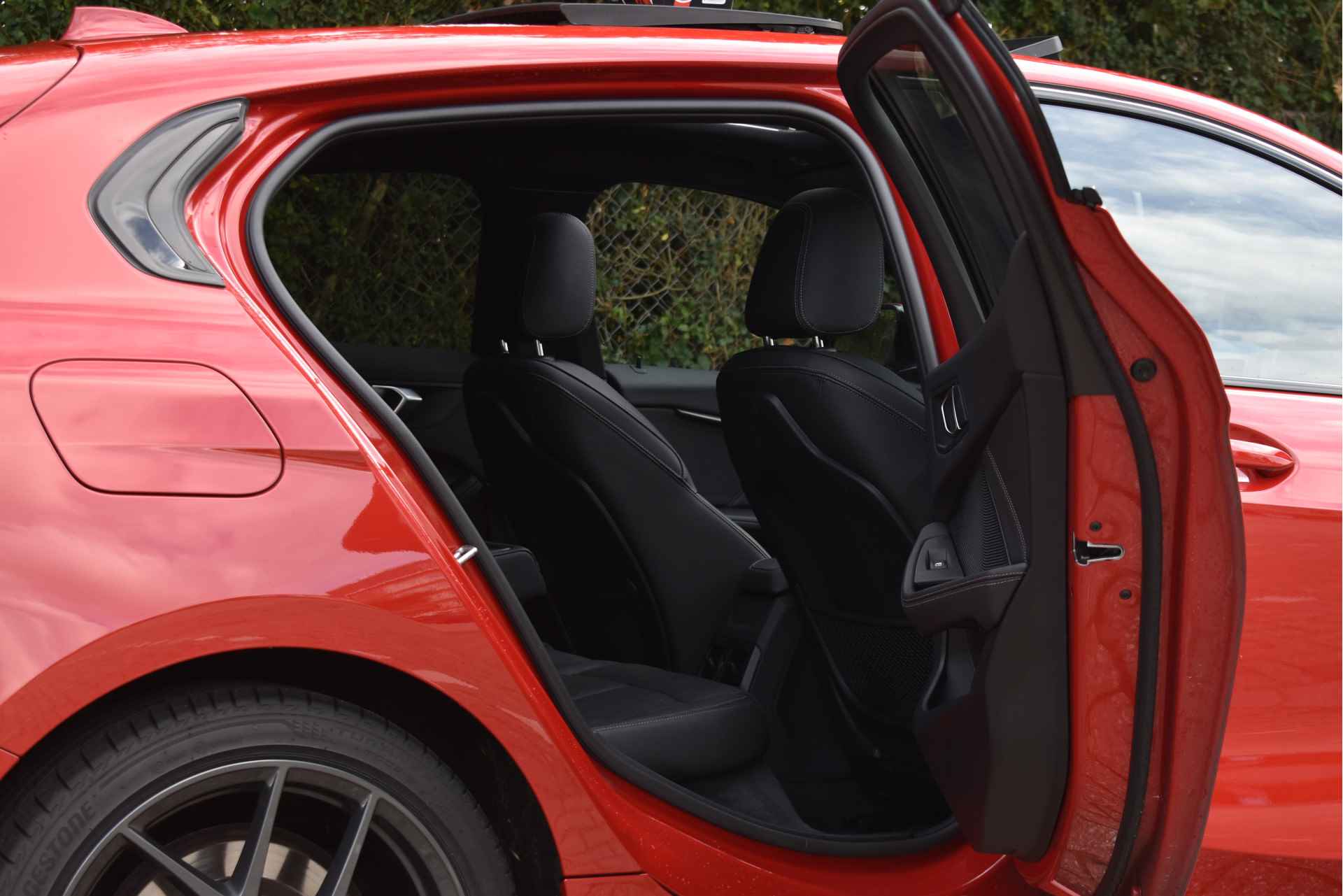 BMW 1-serie 120i M-Sport | NL-Auto | Nieuw € 60.000,- | Headup | Open dak | Camera | Elekt.stoelen | Carplay | Full LED - 14/84