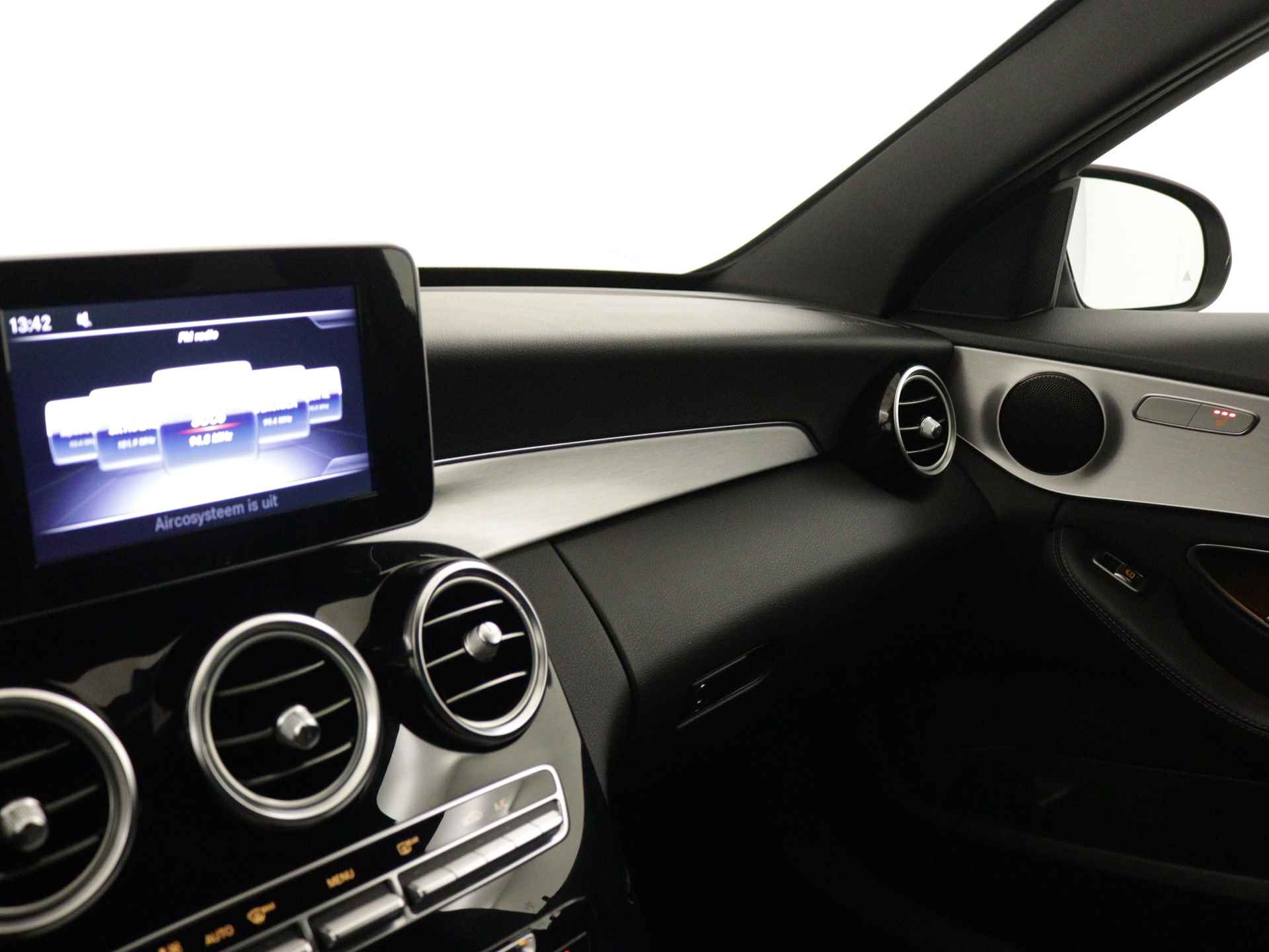 Mercedes-Benz C-Klasse 180 Business Solution AMG | Alarm | Dodehoekassistent | Stoelverwarming | Parkeerpakket met camera | LED | Navigatie | Inclusief 24 maanden Mercedes-Benz Certified garantie voor Europa. - 7/39