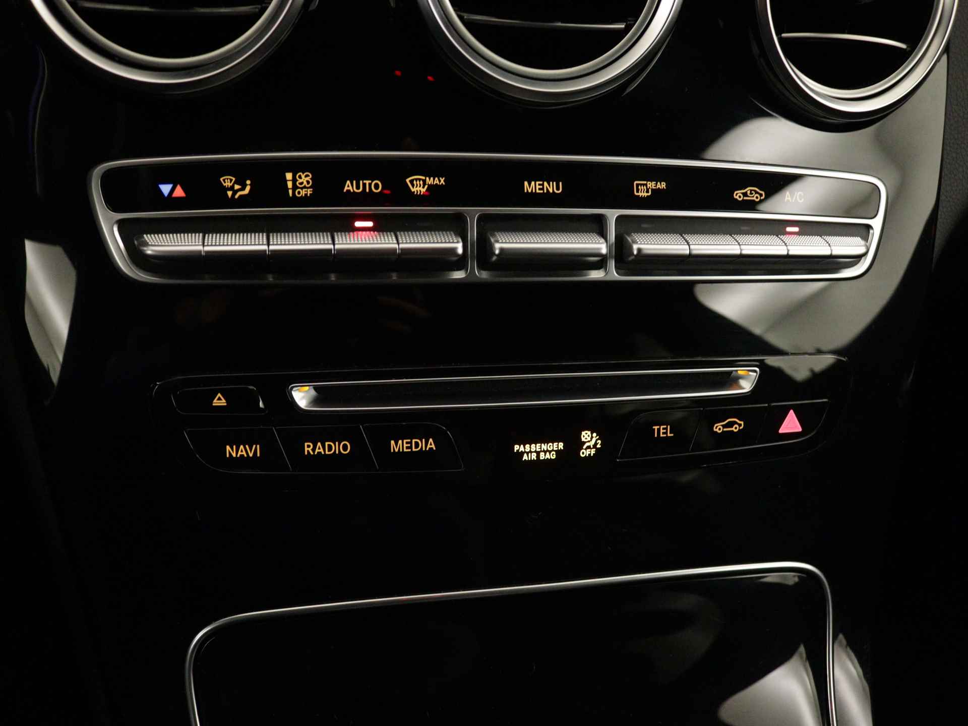 Mercedes-Benz C-Klasse 180 Business Solution AMG | Alarm | Dodehoekassistent | Stoelverwarming | Parkeerpakket met camera | LED | Navigatie | Inclusief 24 maanden Mercedes-Benz Certified garantie voor Europa. - 10/39