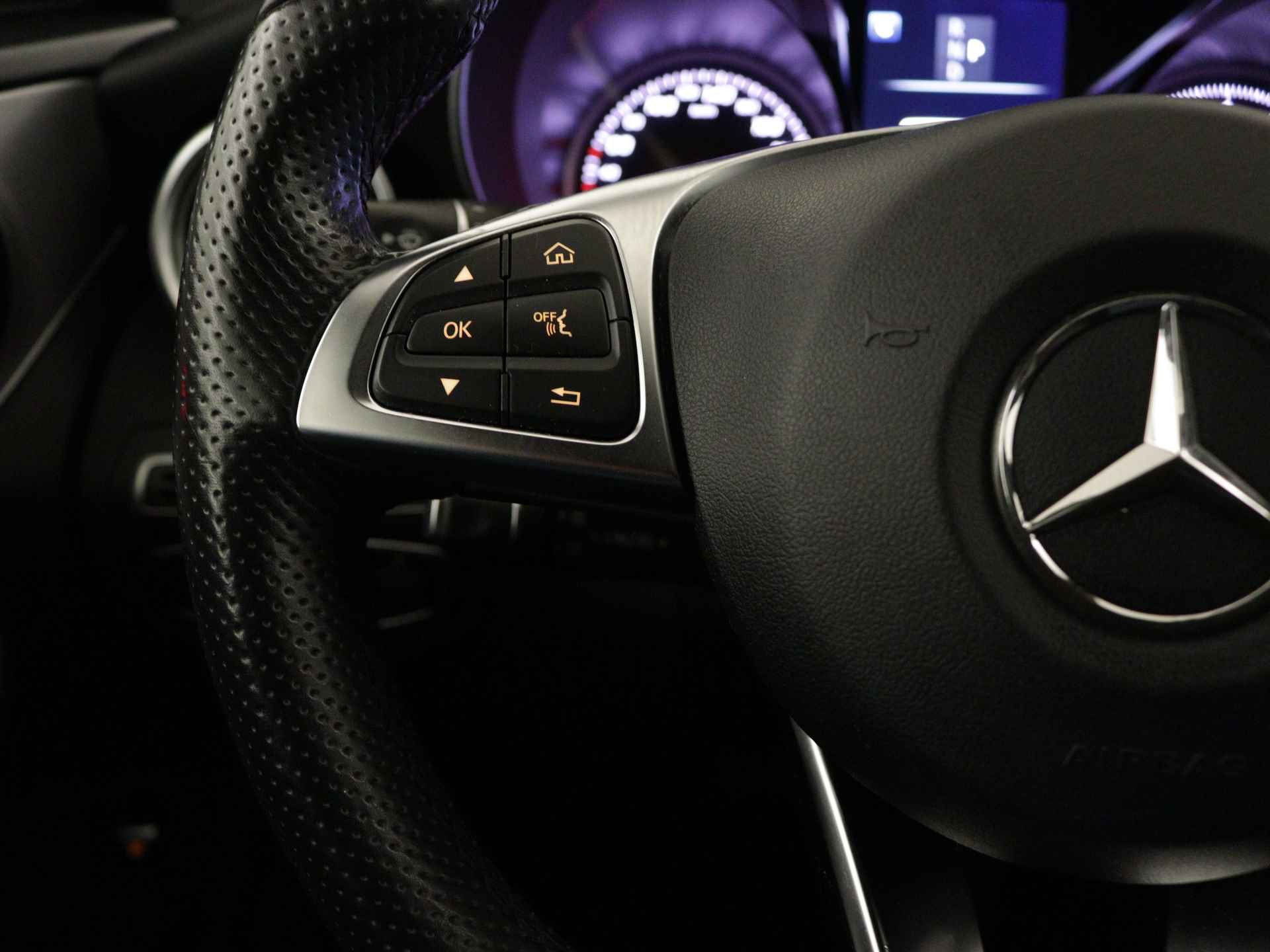 Mercedes-Benz C-Klasse 180 Business Solution AMG | Alarm | Dodehoekassistent | Stoelverwarming | Parkeerpakket met camera | LED | Navigatie | Inclusief 24 maanden Mercedes-Benz Certified garantie voor Europa. - 18/39