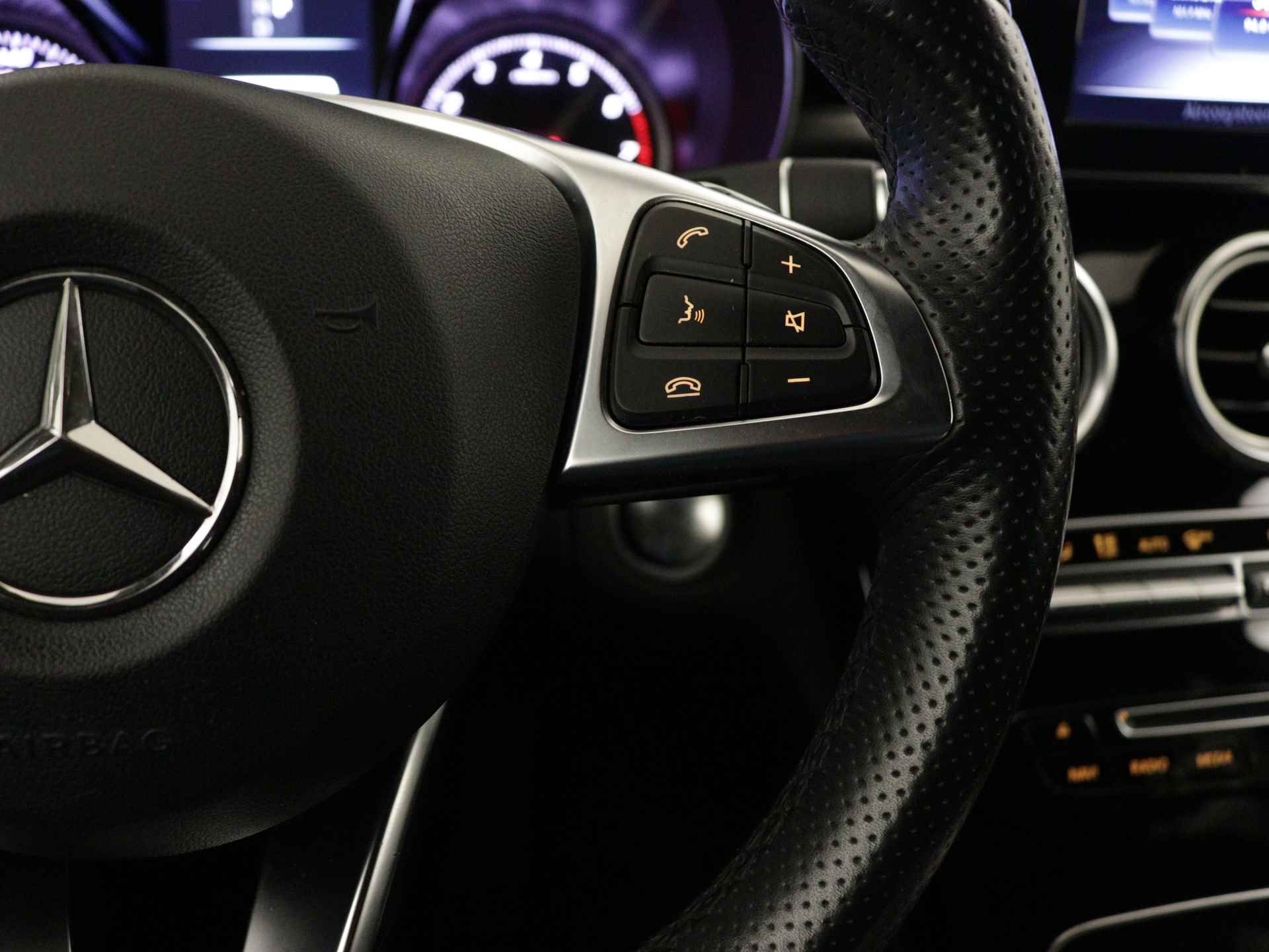 Mercedes-Benz C-Klasse 180 Business Solution AMG | Alarm | Dodehoekassistent | Stoelverwarming | Parkeerpakket met camera | LED | Navigatie | Inclusief 24 maanden Mercedes-Benz Certified garantie voor Europa. - 19/39