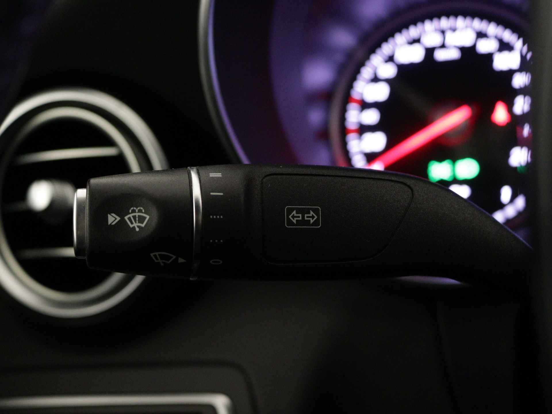 Mercedes-Benz C-Klasse 180 Business Solution AMG | Alarm | Dodehoekassistent | Stoelverwarming | Parkeerpakket met camera | LED | Navigatie | Inclusief 24 maanden Mercedes-Benz Certified garantie voor Europa. - 20/39