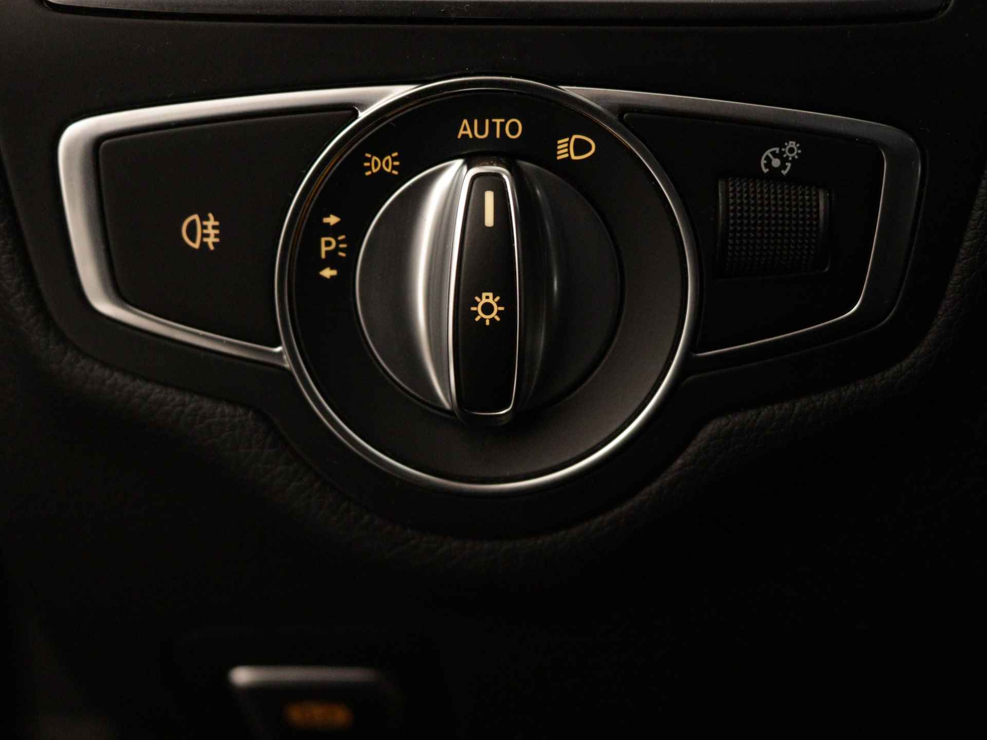 Mercedes-Benz C-Klasse 180 Business Solution AMG | Alarm | Dodehoekassistent | Stoelverwarming | Parkeerpakket met camera | LED | Navigatie | Inclusief 24 maanden Mercedes-Benz Certified garantie voor Europa. - 29/39