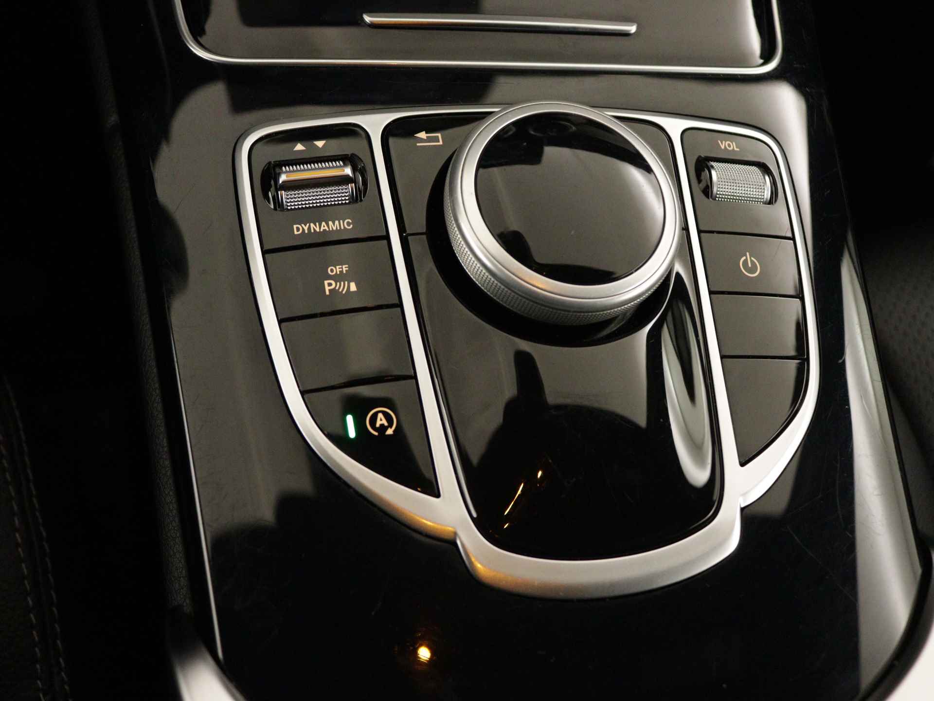 Mercedes-Benz C-Klasse 180 Business Solution AMG | Alarm | Dodehoekassistent | Stoelverwarming | Parkeerpakket met camera | LED | Navigatie | Inclusief 24 maanden Mercedes-Benz Certified garantie voor Europa. - 30/39