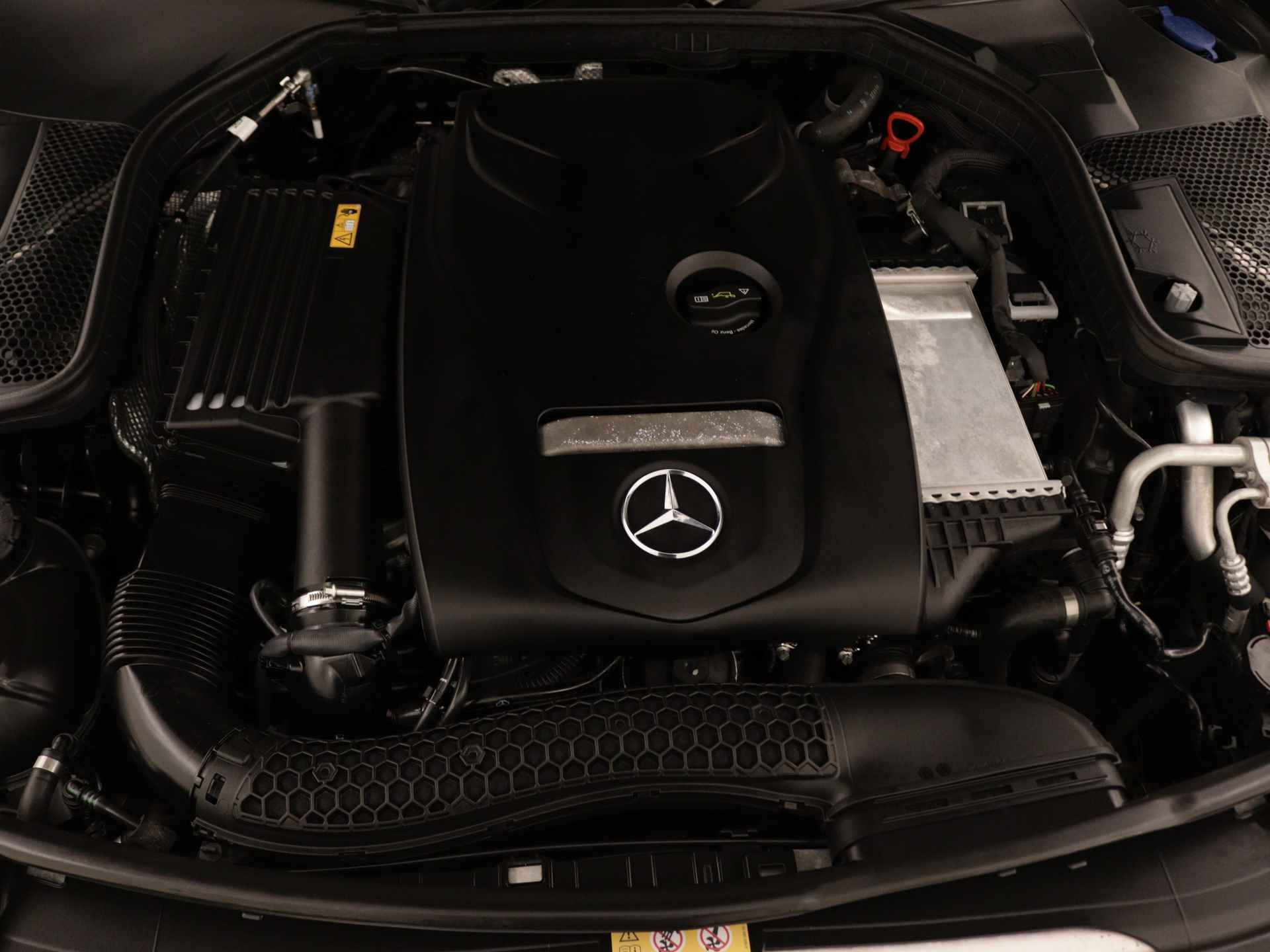 Mercedes-Benz C-Klasse 180 Business Solution AMG | Alarm | Dodehoekassistent | Stoelverwarming | Parkeerpakket met camera | LED | Navigatie | Inclusief 24 maanden Mercedes-Benz Certified garantie voor Europa. - 36/39