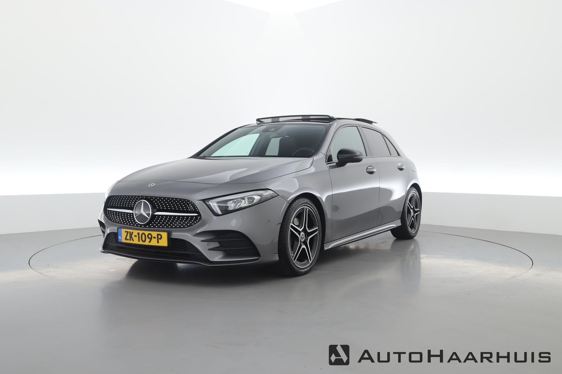 Mercedes-Benz A-Klasse 180 Business Solution AMG-Line | Panoramadak | Camera | Apple CarPlay | Automaat |