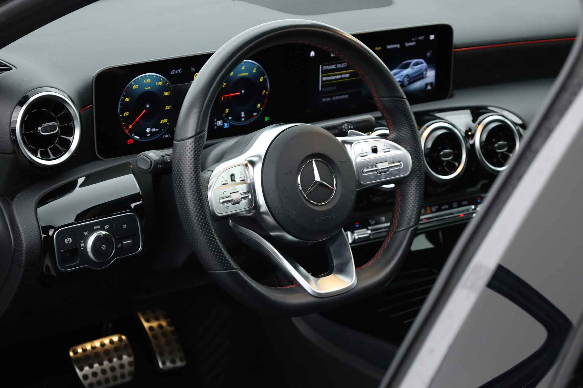 Mercedes-Benz A-Klasse 180 Business Solution AMG-Line | Panoramadak | Camera | Apple CarPlay | Automaat | - 4/27